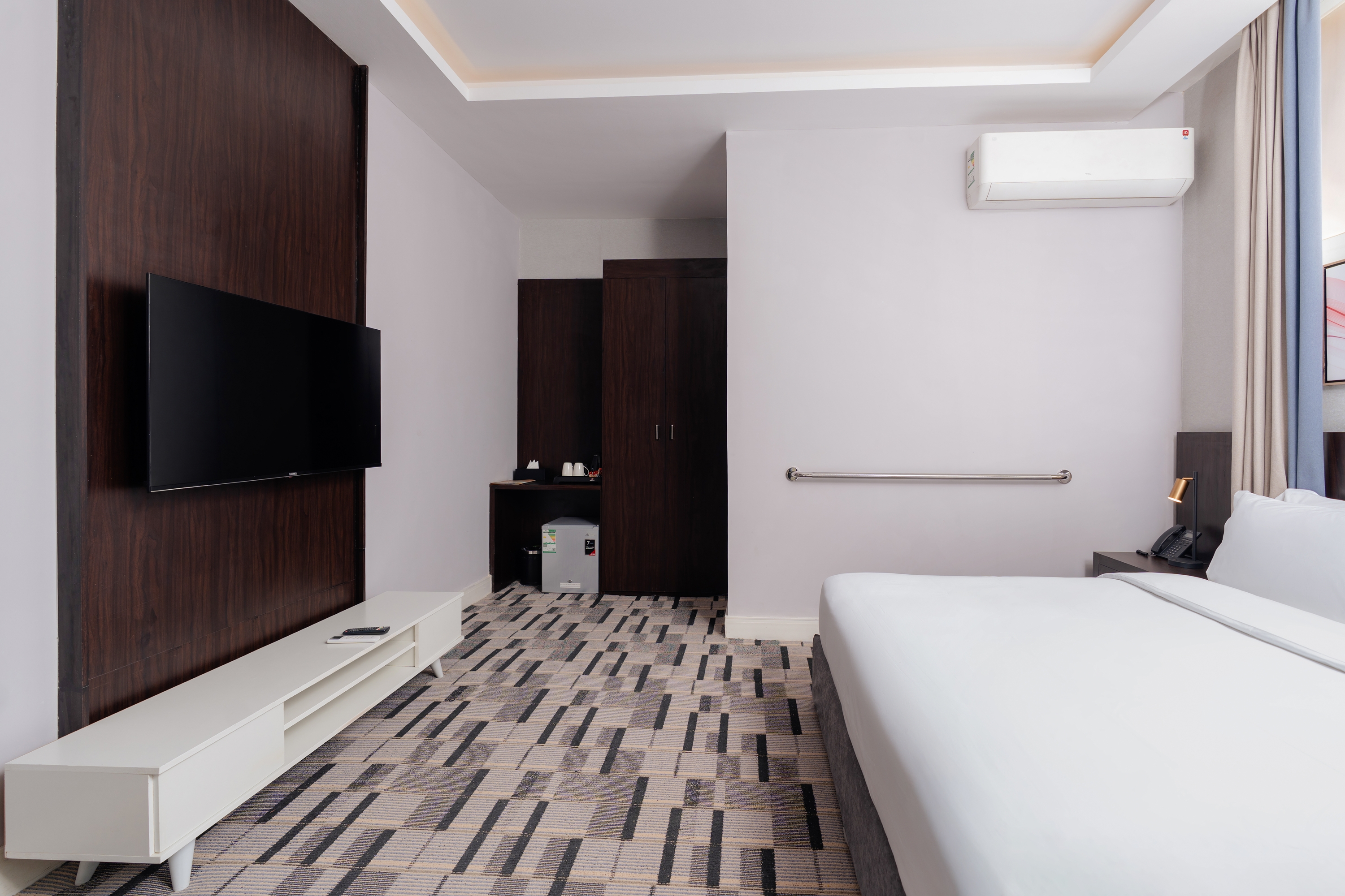 Guest room at the Howard Johnson by Wyndham Riyadh Al Nasiriyah in Riyadh, Other than US/Canada