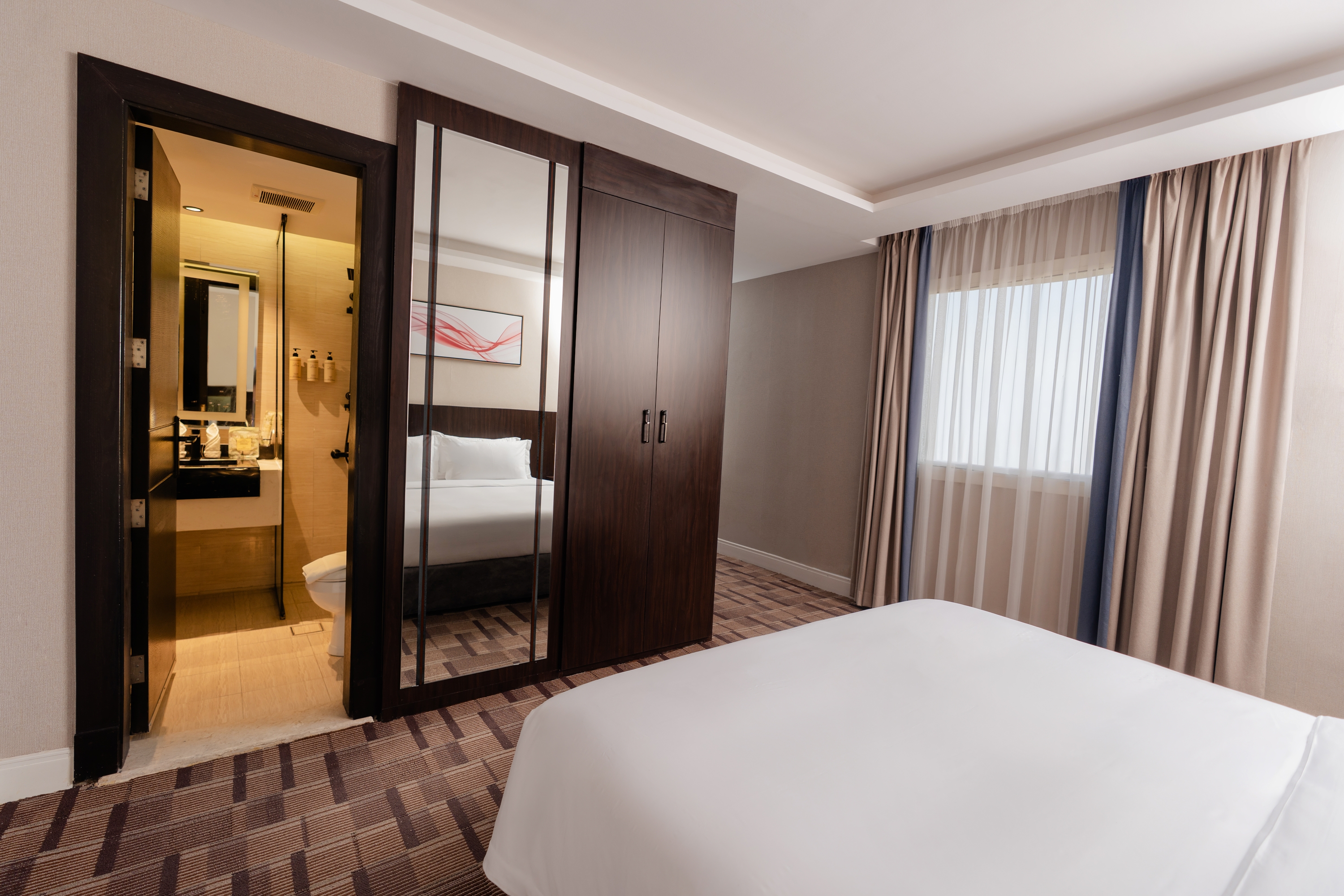 Guest room at the Howard Johnson by Wyndham Riyadh Al Nasiriyah in Riyadh, Other than US/Canada