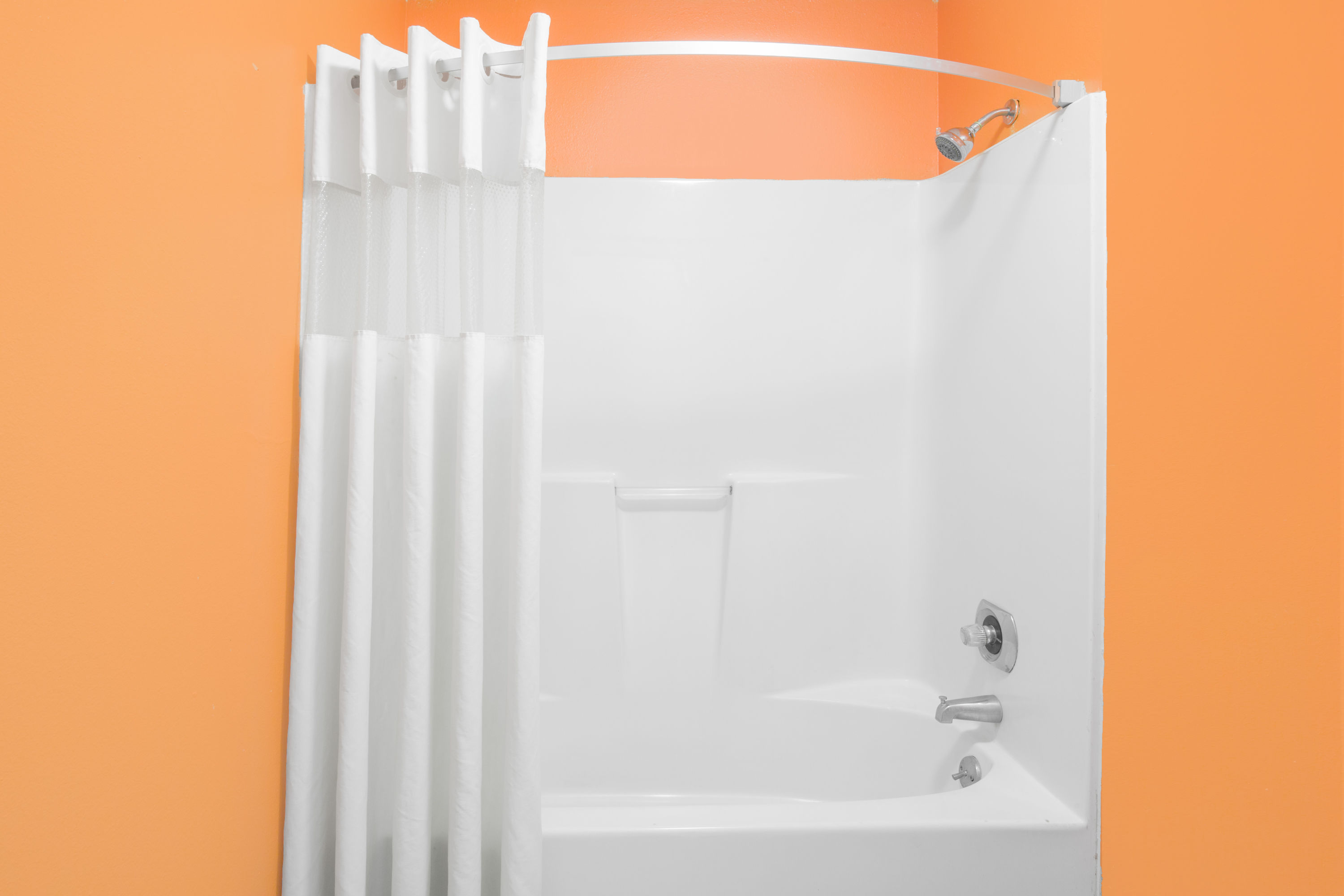 Guest room bath at the Howard Johnson by Wyndham Dothan in Dothan, Alabama