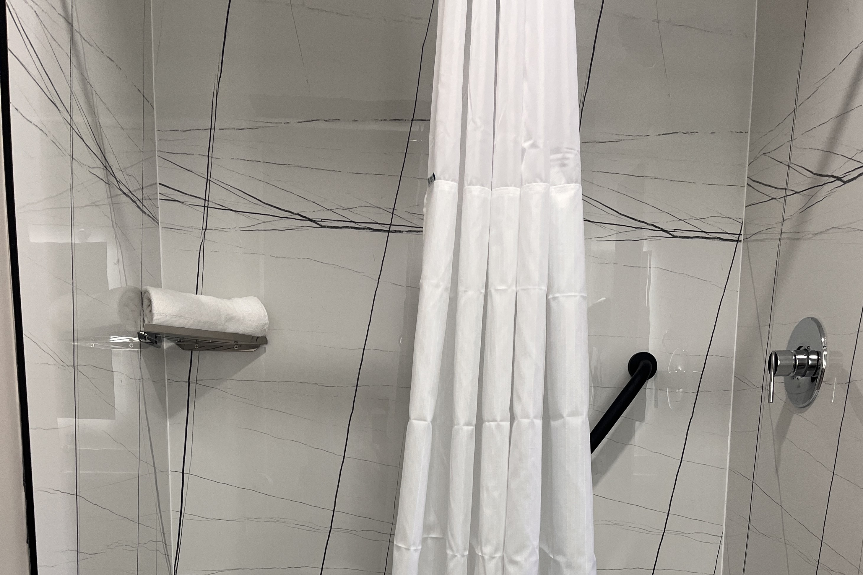 Guest room bath at the Howard Johnson by Wyndham Flagstaff University West in Flagstaff, Arizona