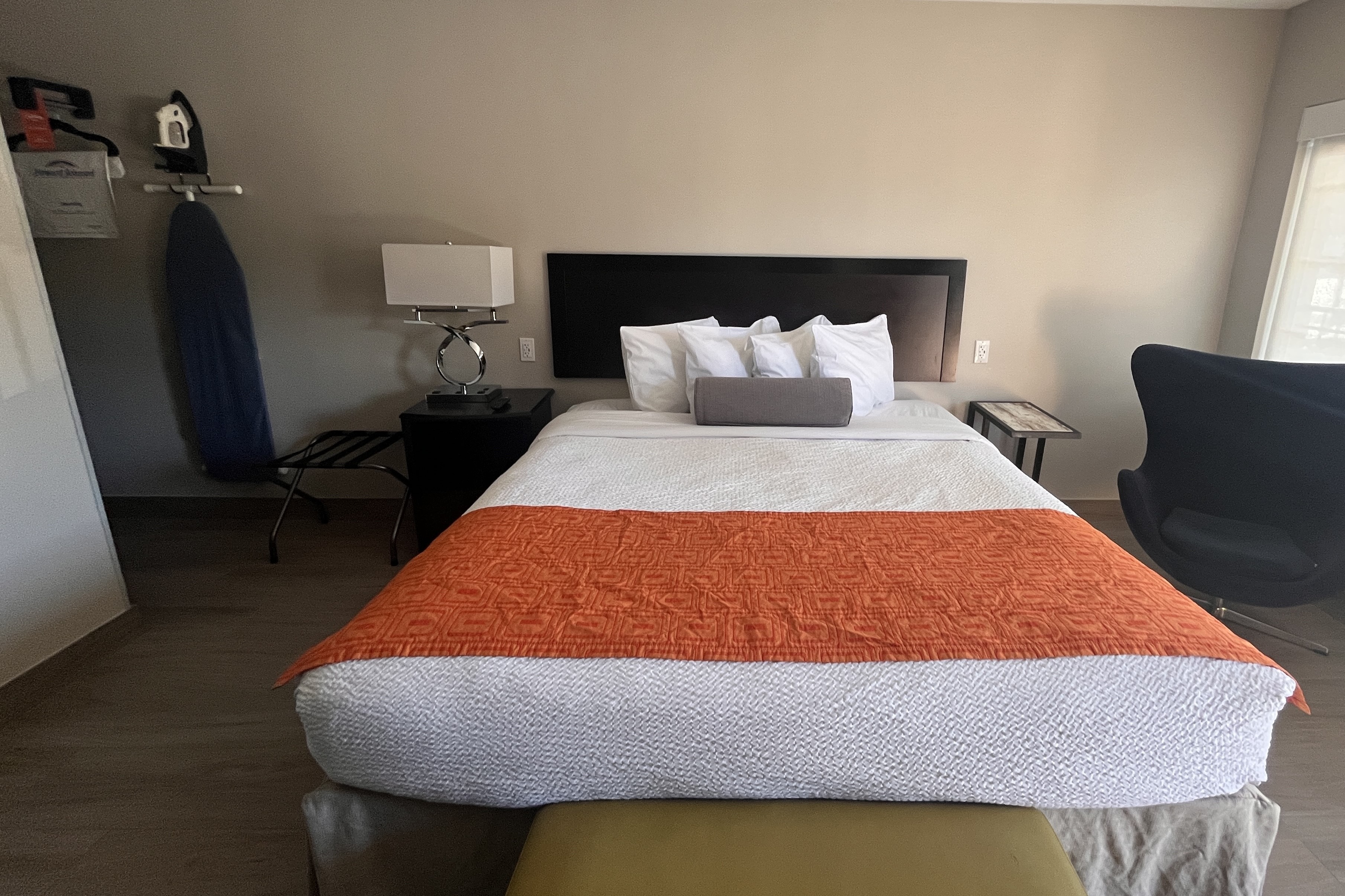 Guest room at the Howard Johnson by Wyndham Flagstaff University West in Flagstaff, Arizona