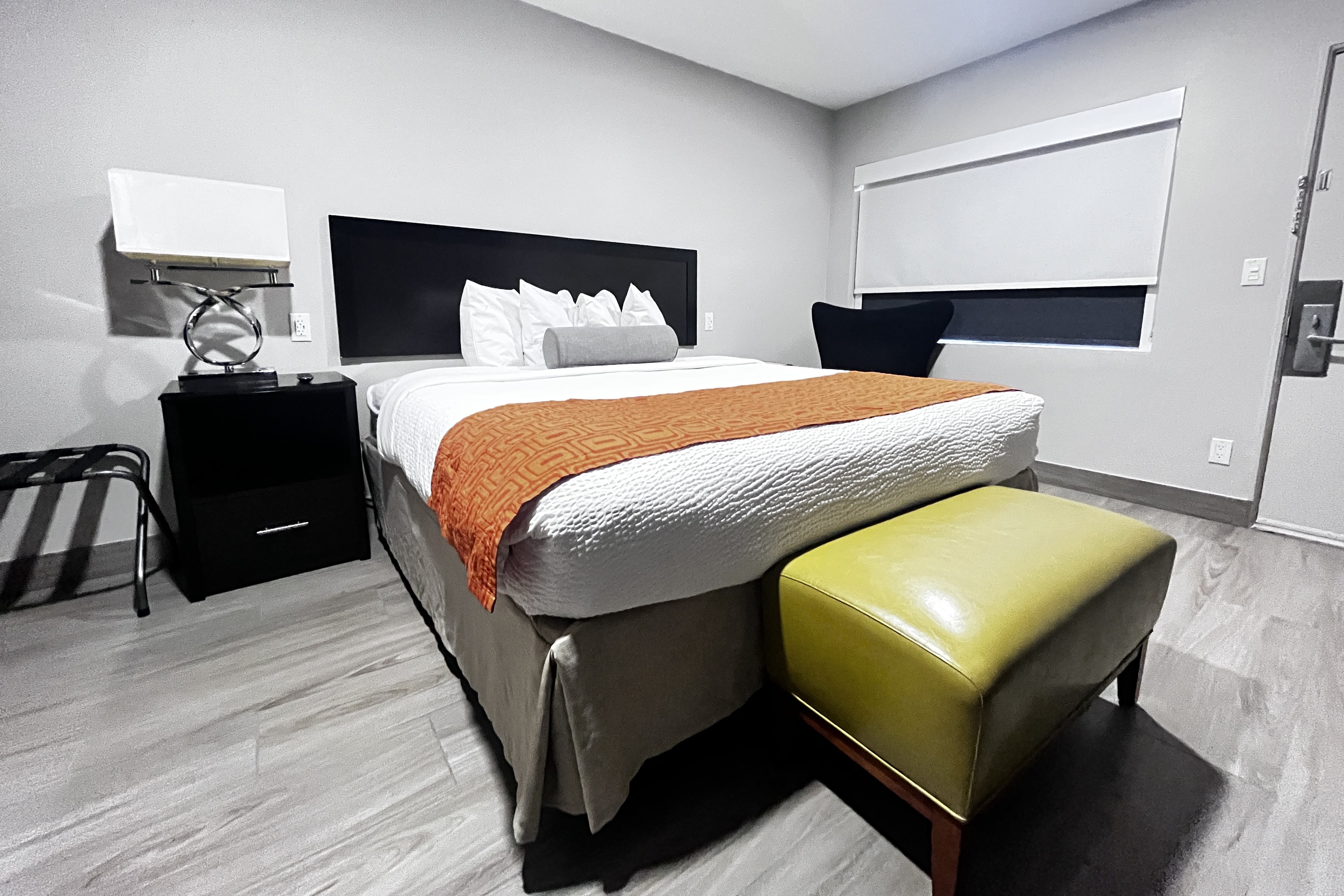 Guest room at the Howard Johnson by Wyndham Flagstaff University West in Flagstaff, Arizona