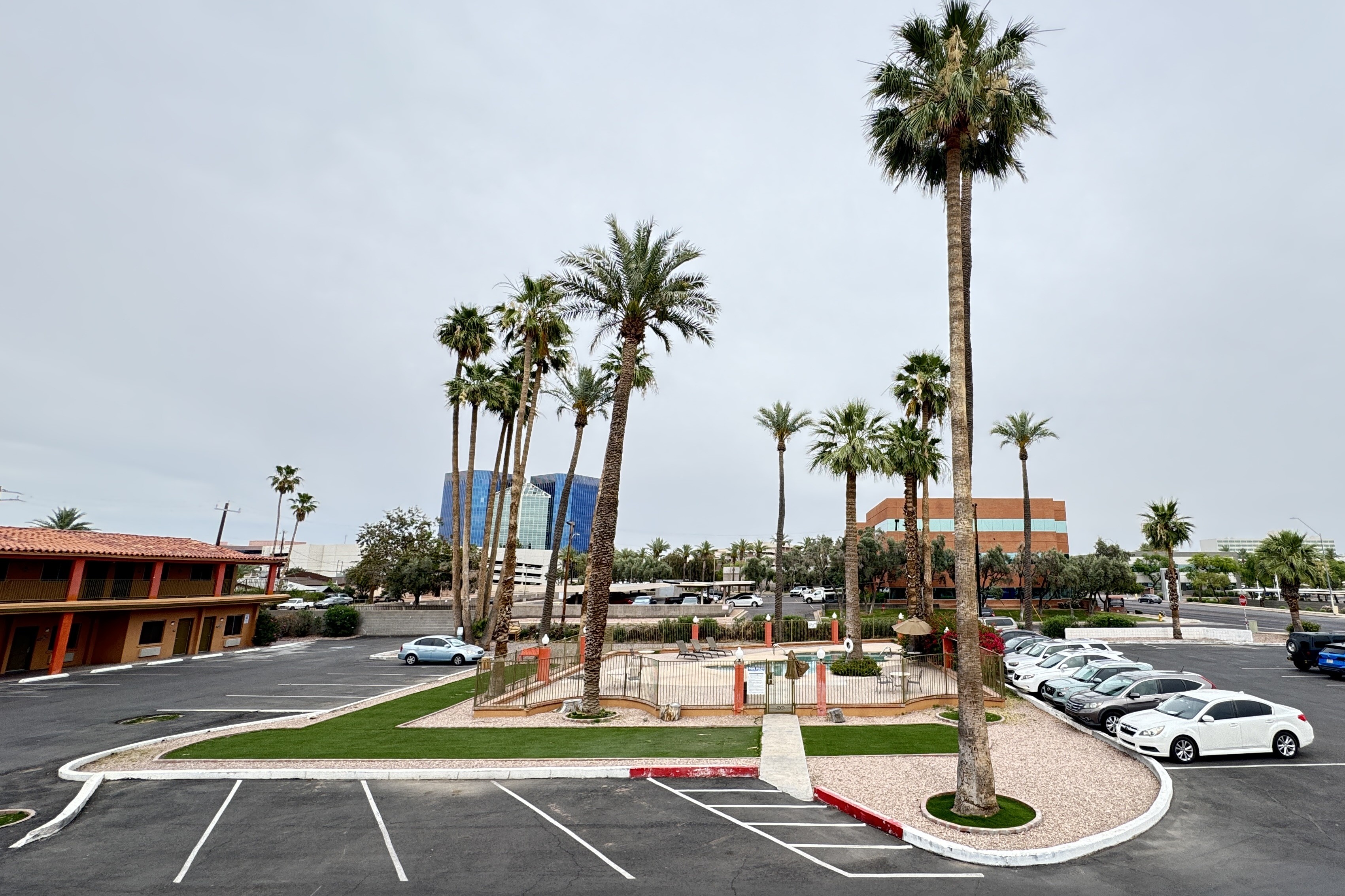 Exterior of Howard Johnson by Wyndham Phoenix Airport/Downtown Area hotel in Phoenix, Arizona