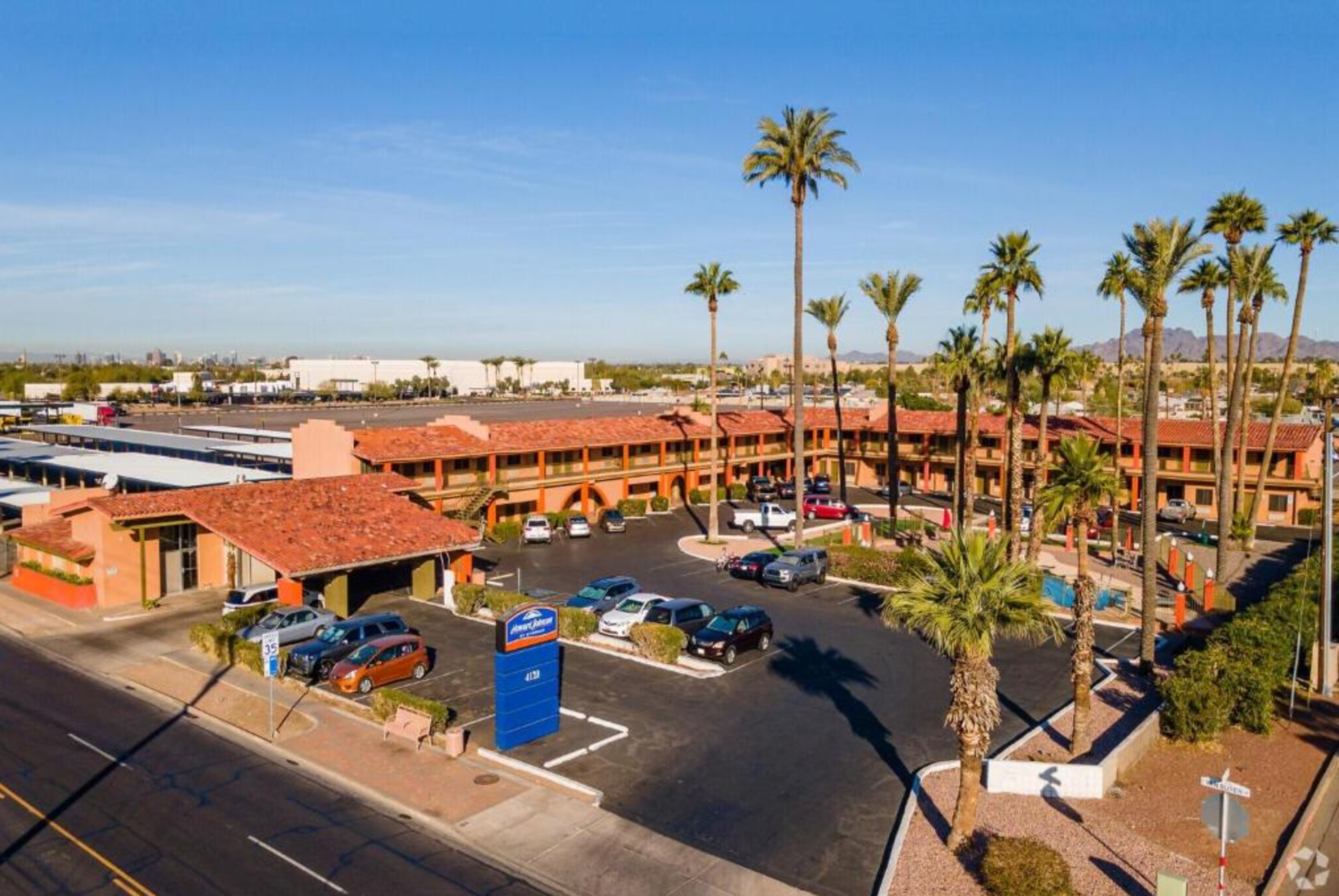 Exterior of Howard Johnson by Wyndham Phoenix Airport/Downtown Area hotel in Phoenix, Arizona
