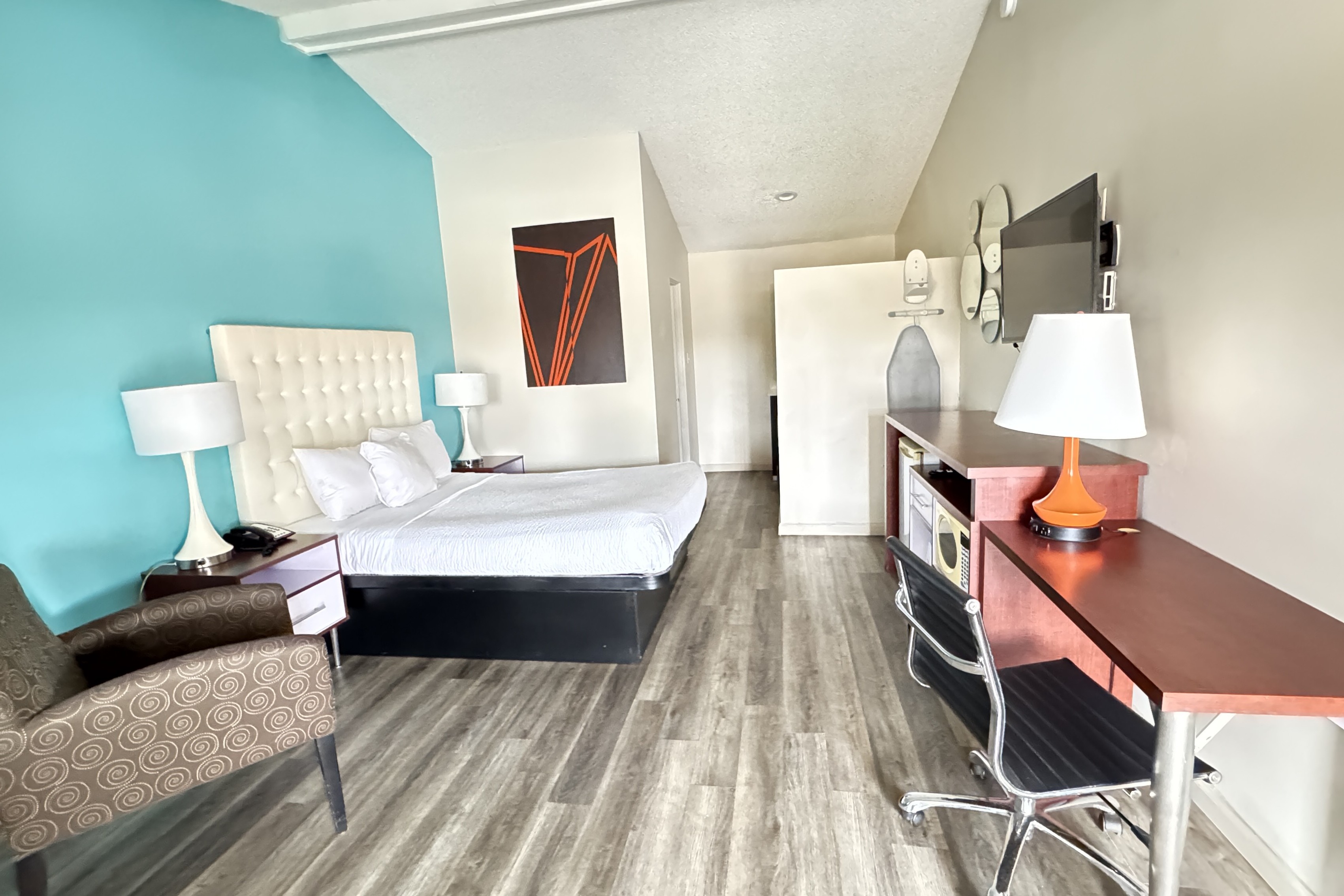 Guest room at the Howard Johnson by Wyndham Phoenix Airport/Downtown Area in Phoenix, Arizona