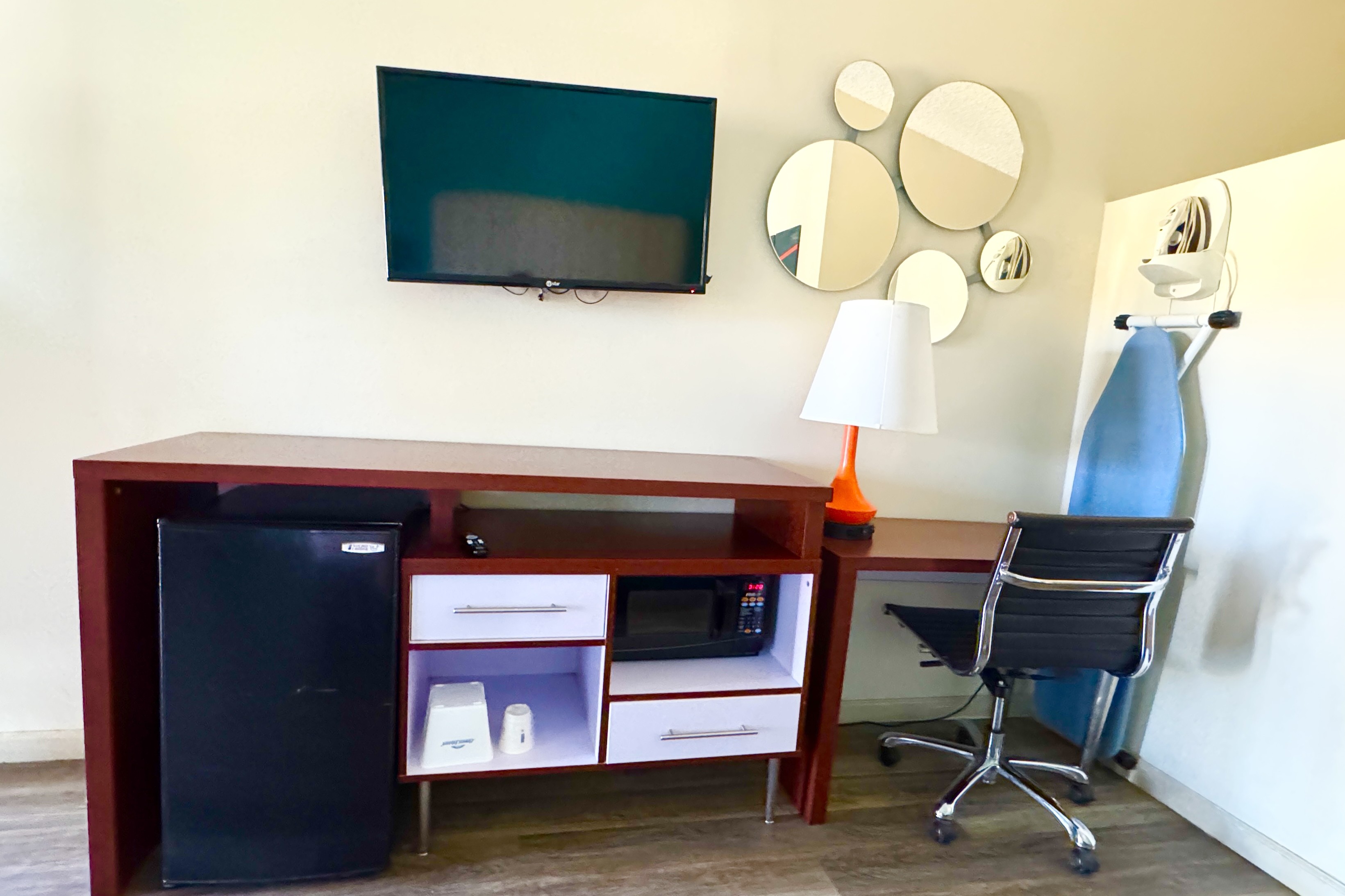 Guest room at the Howard Johnson by Wyndham Phoenix Airport/Downtown Area in Phoenix, Arizona