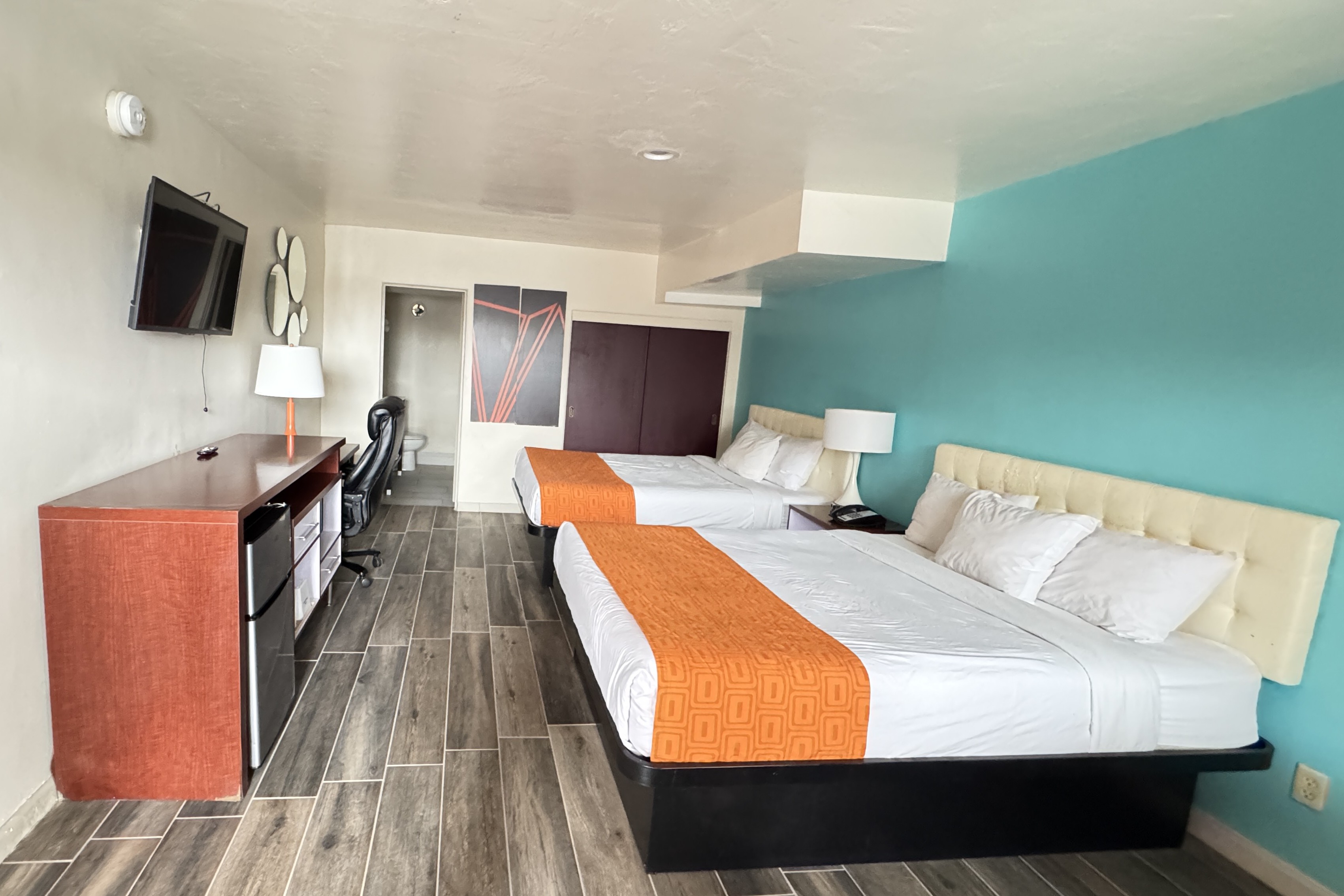 Guest room at the Howard Johnson by Wyndham Phoenix Airport/Downtown Area in Phoenix, Arizona