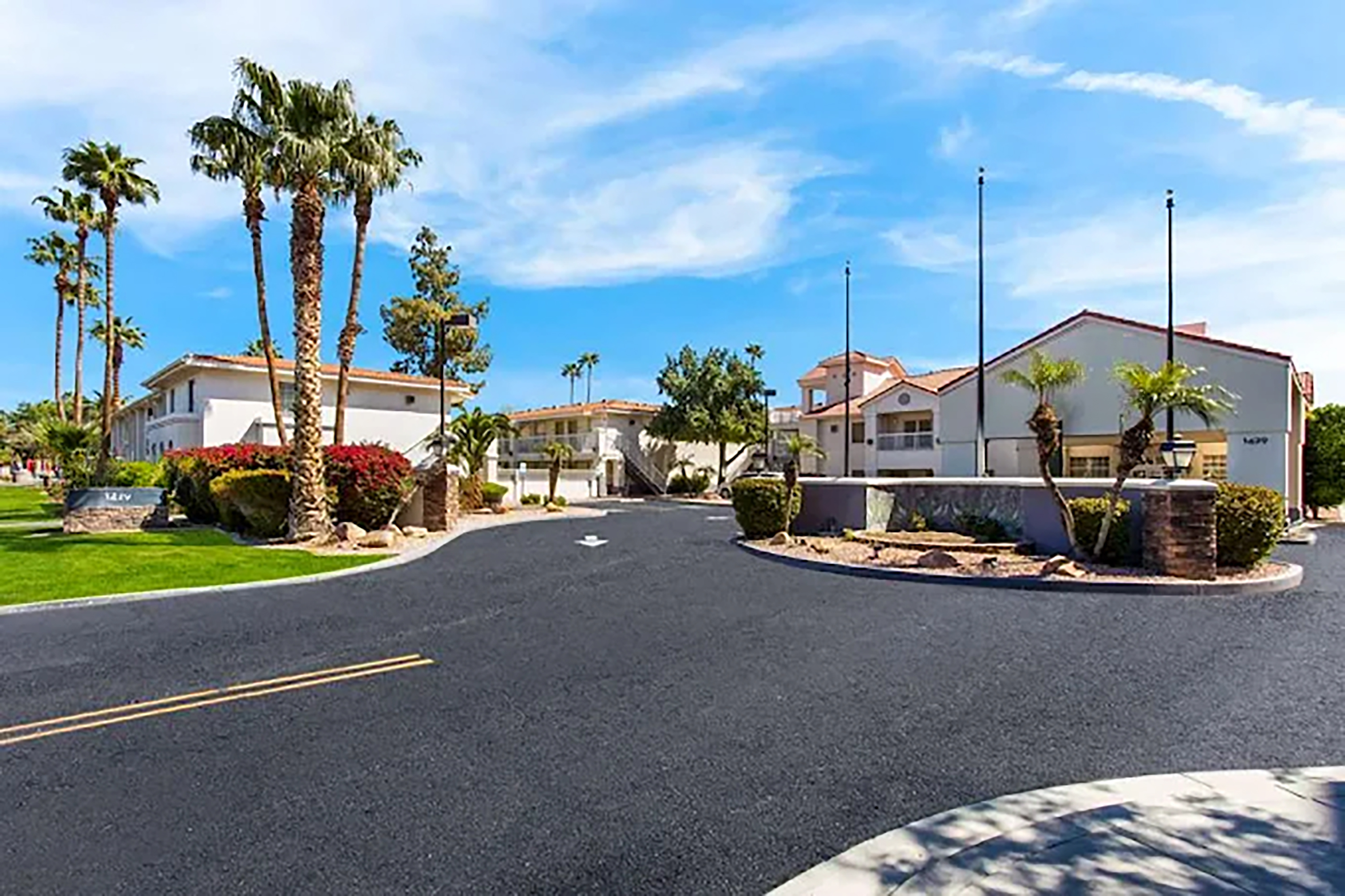 Exterior of Howard Johnson by Wyndham Tempe University/Phoenix hotel in Tempe, Arizona