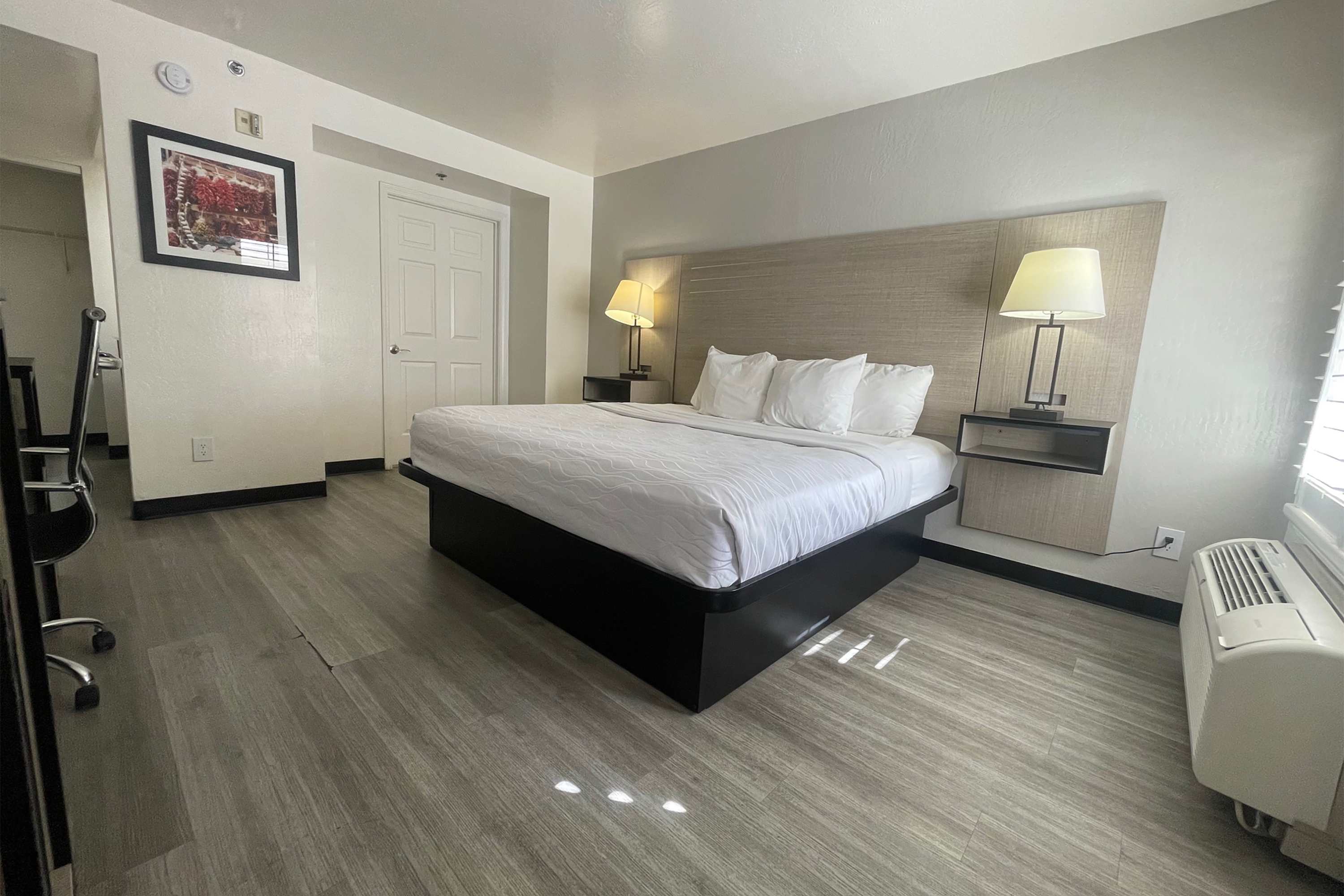 Guest room at the Howard Johnson by Wyndham Tempe University/Phoenix in Tempe, Arizona