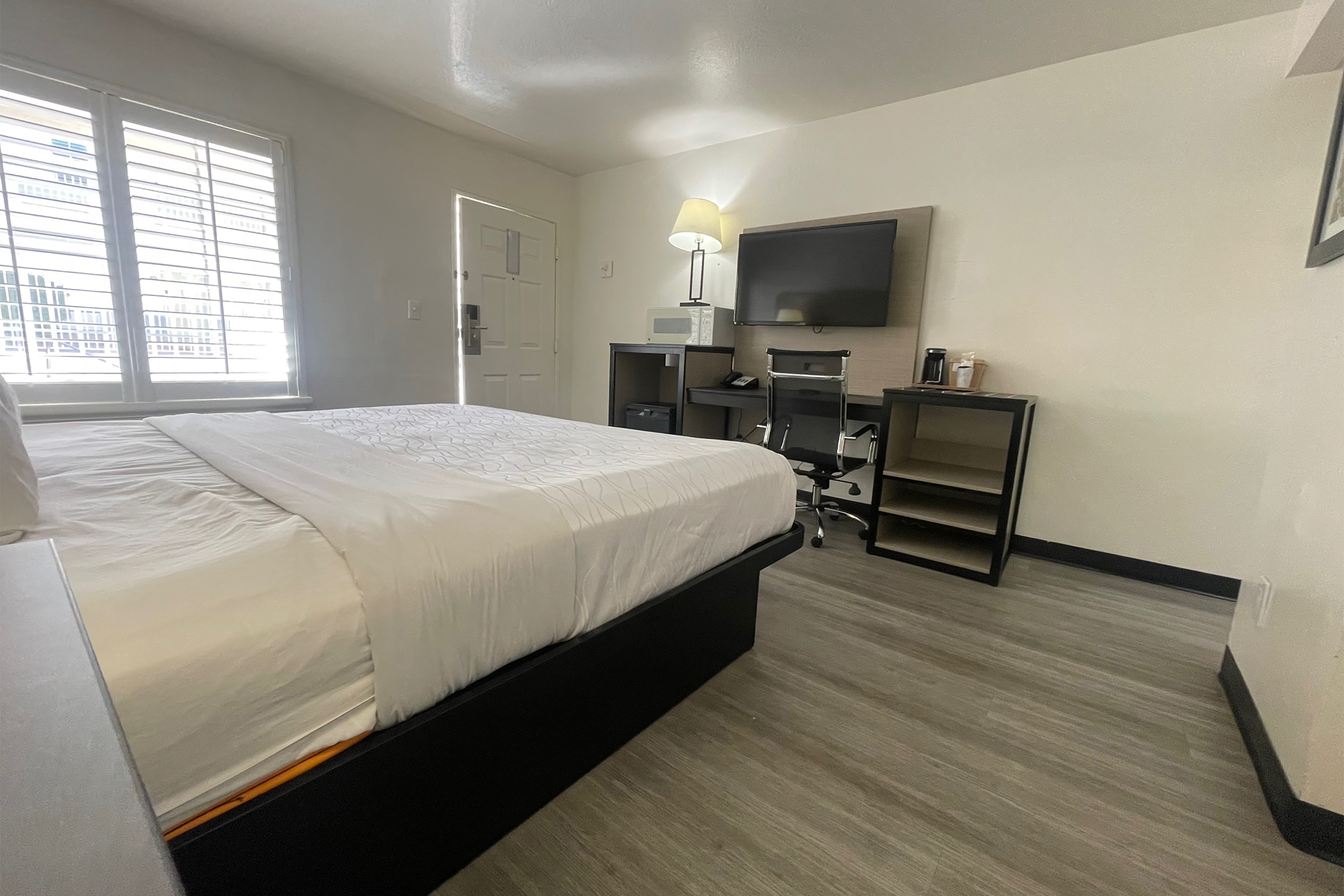 Guest room at the Howard Johnson by Wyndham Tempe University/Phoenix in Tempe, Arizona