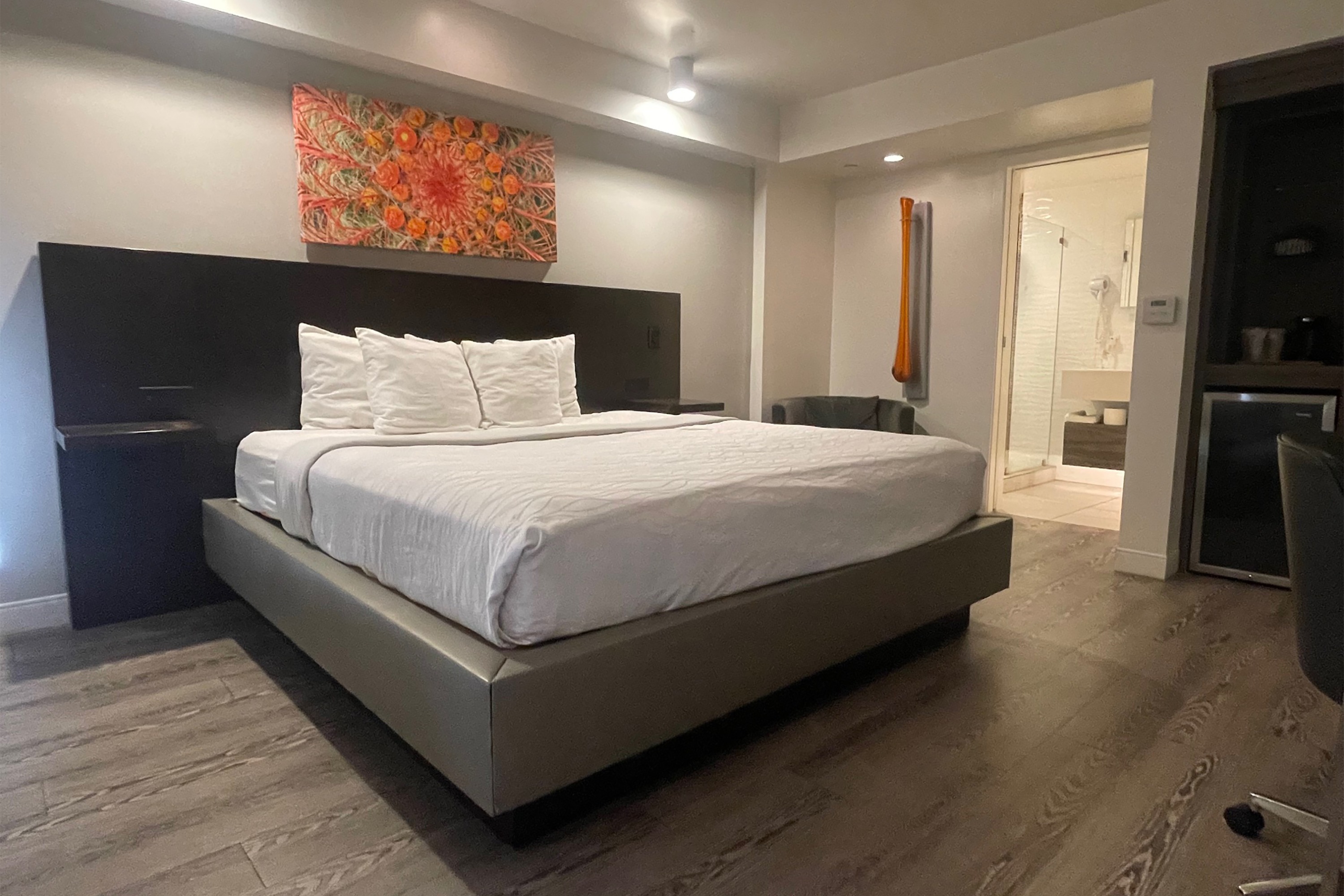 Guest room at the Howard Johnson by Wyndham Tempe University/Phoenix in Tempe, Arizona