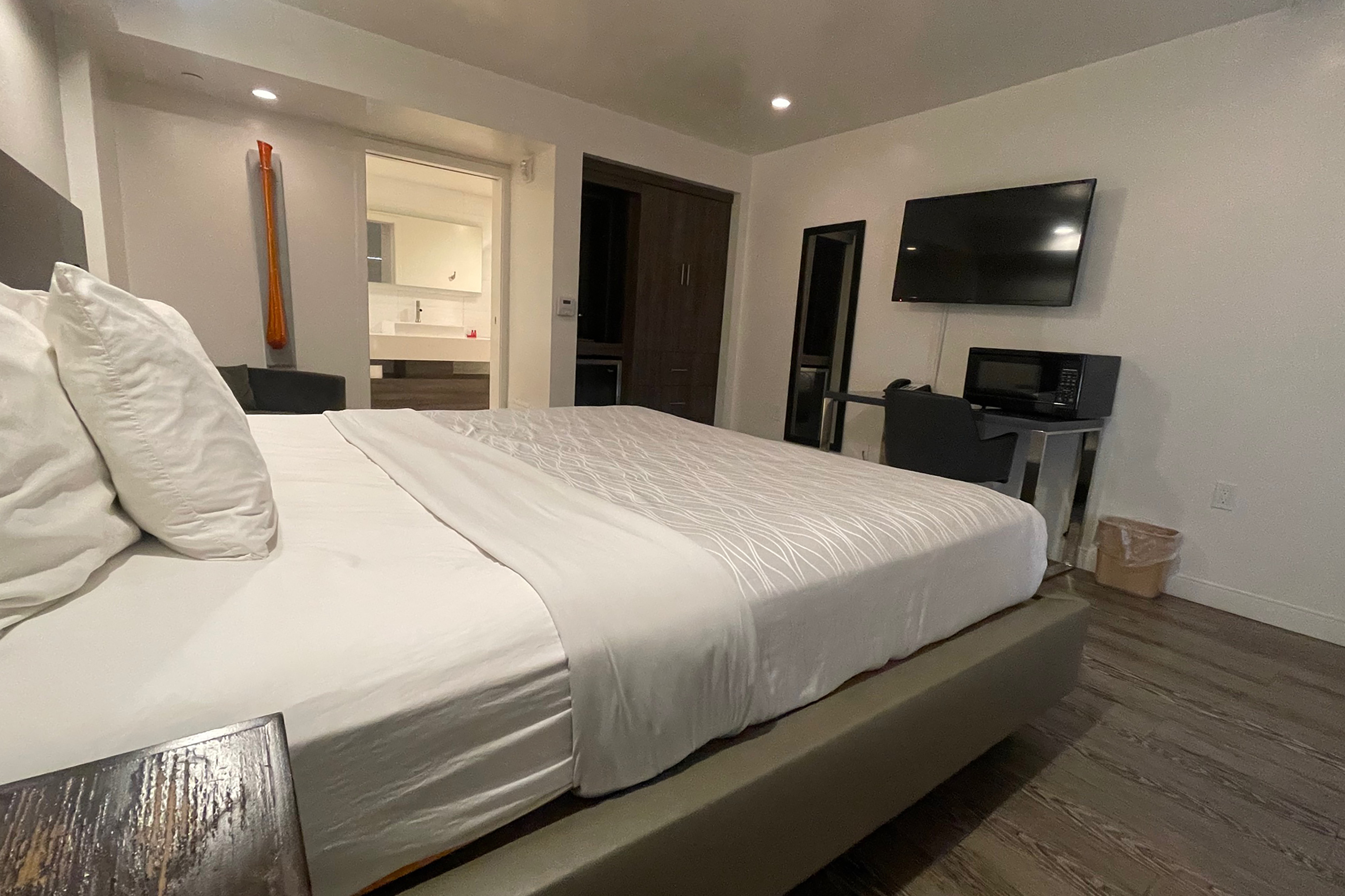 Guest room at the Howard Johnson by Wyndham Tempe University/Phoenix in Tempe, Arizona