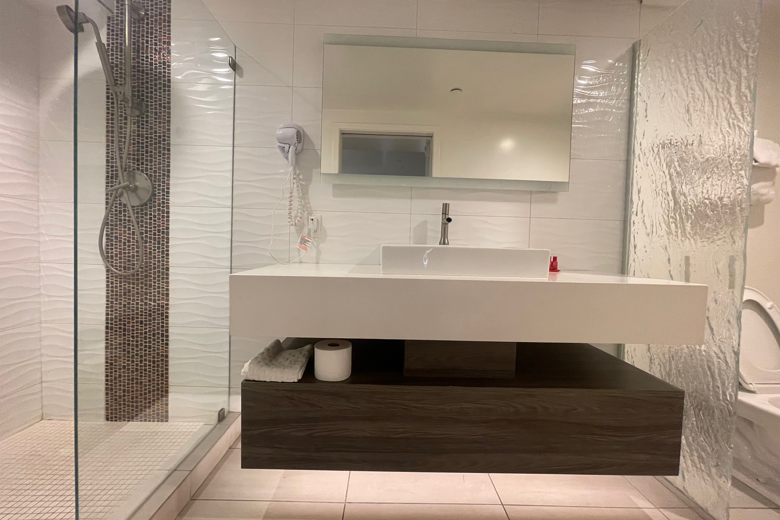 Guest room bath at the Howard Johnson by Wyndham Tempe University/Phoenix in Tempe, Arizona