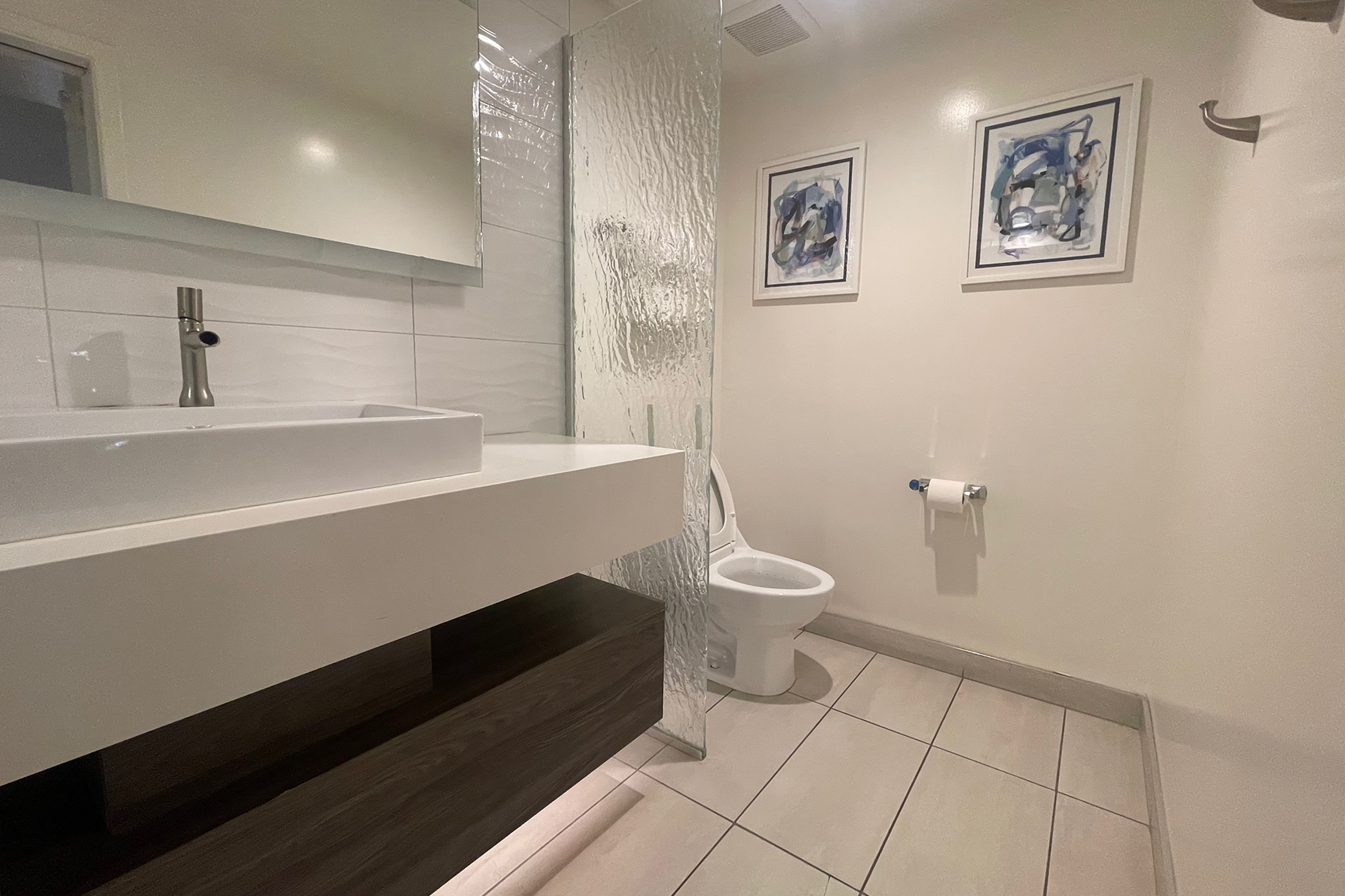 Guest room bath at the Howard Johnson by Wyndham Tempe University/Phoenix in Tempe, Arizona