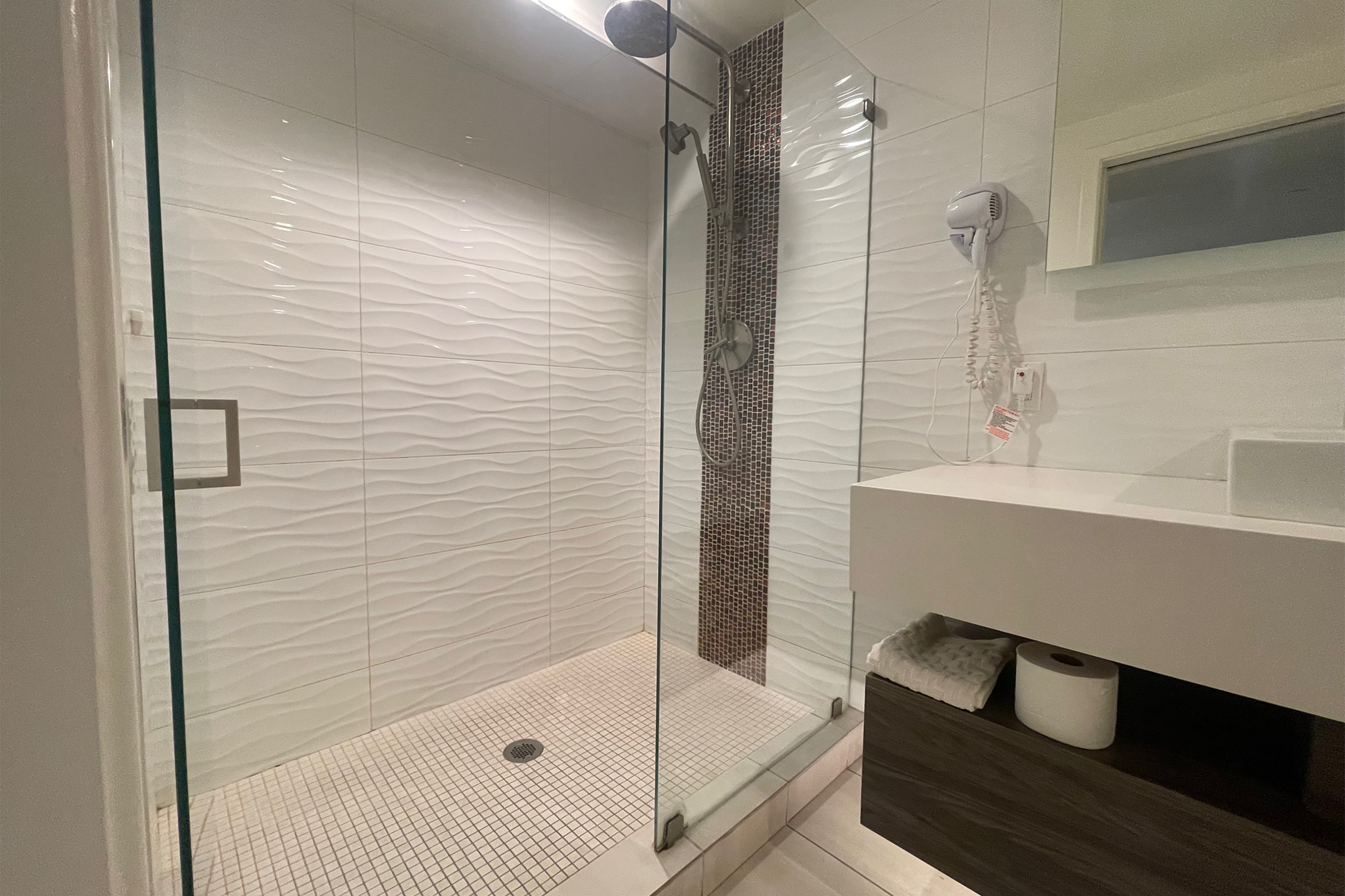 Guest room bath at the Howard Johnson by Wyndham Tempe University/Phoenix in Tempe, Arizona