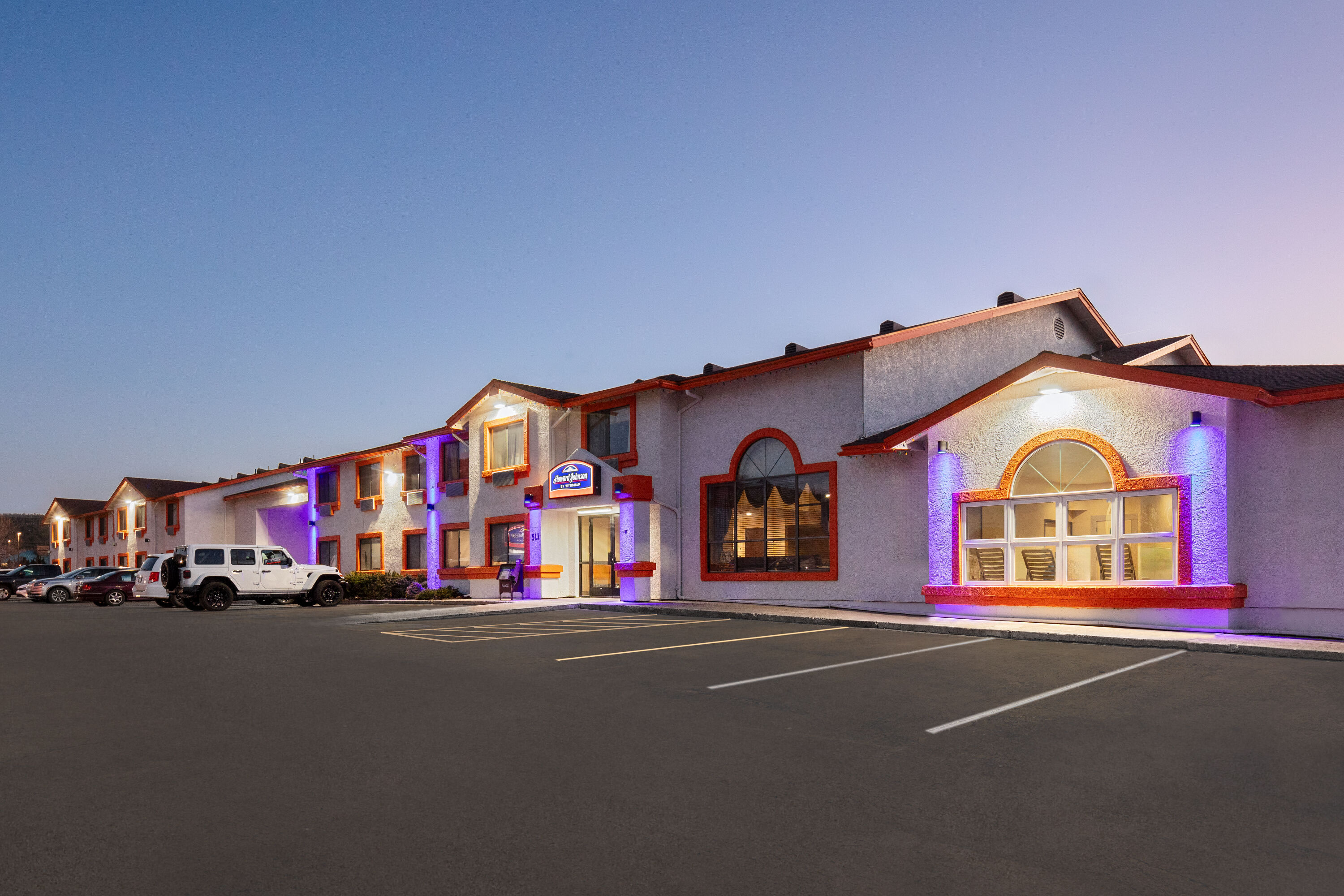 Exterior Dusk Image of Howard Johnson by Wyndham Williams hotel in Williams, Arizona
