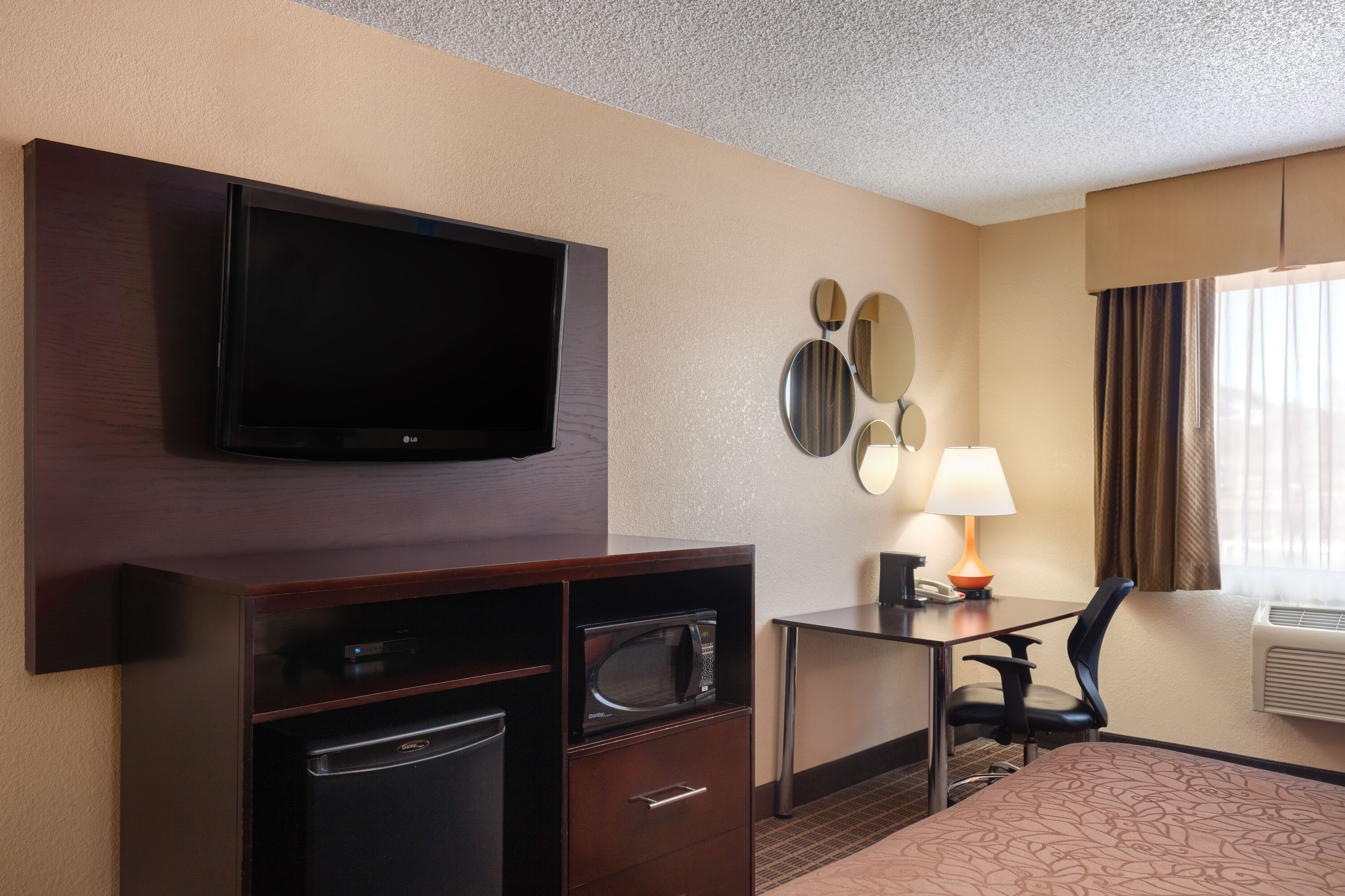 Guest room at the Howard Johnson by Wyndham Williams in Williams, Arizona