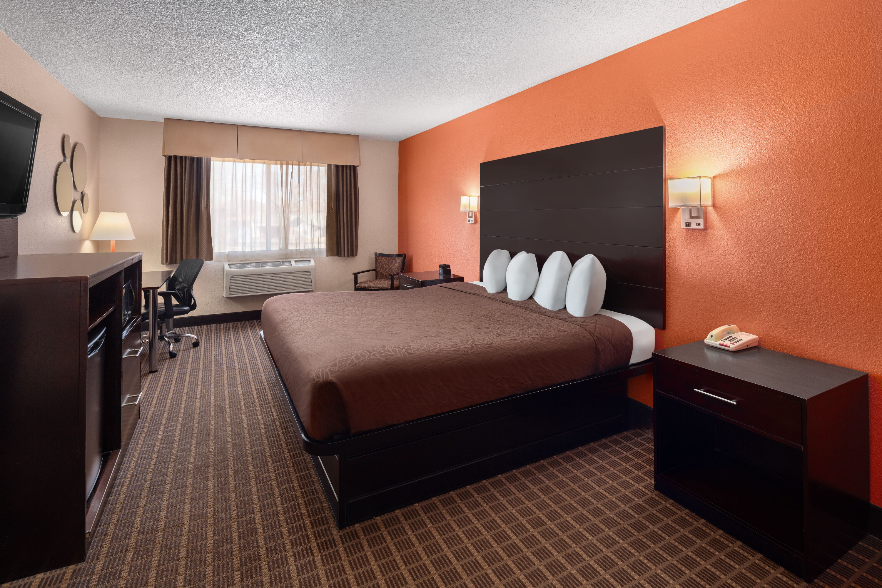 Guest room at the Howard Johnson by Wyndham Williams in Williams, Arizona