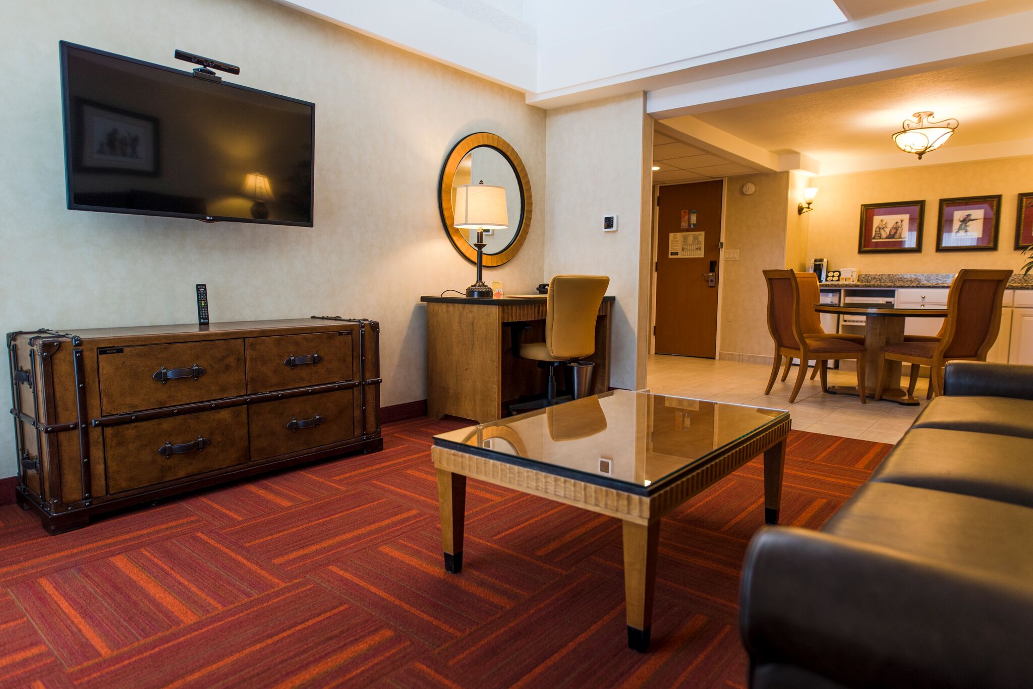 Howard Johnson by Wyndham Anaheim Hotel & Water Playground suite living room in Anaheim, California