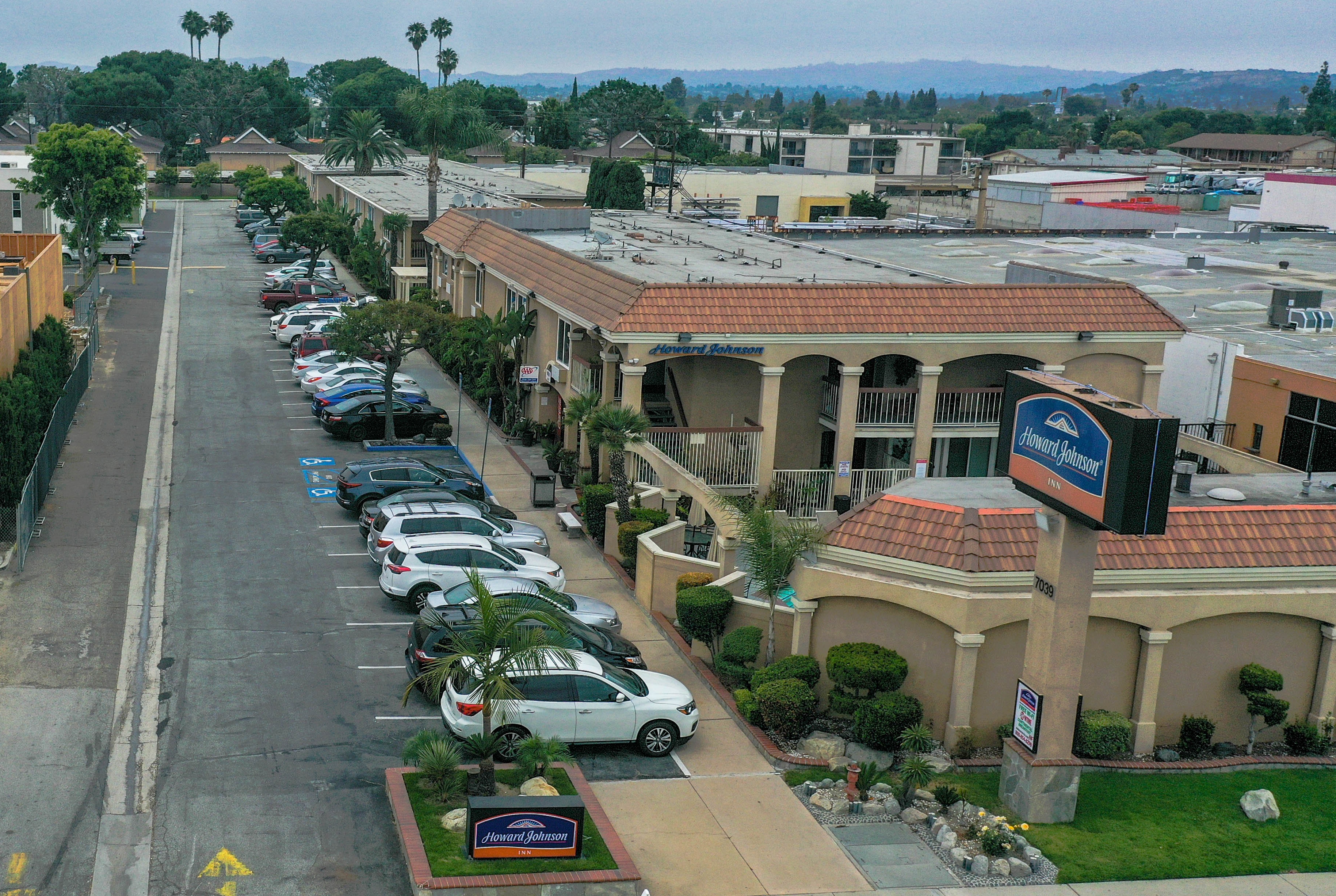 Exterior of Howard Johnson by Wyndham Buena Park hotel in Buena Park, California