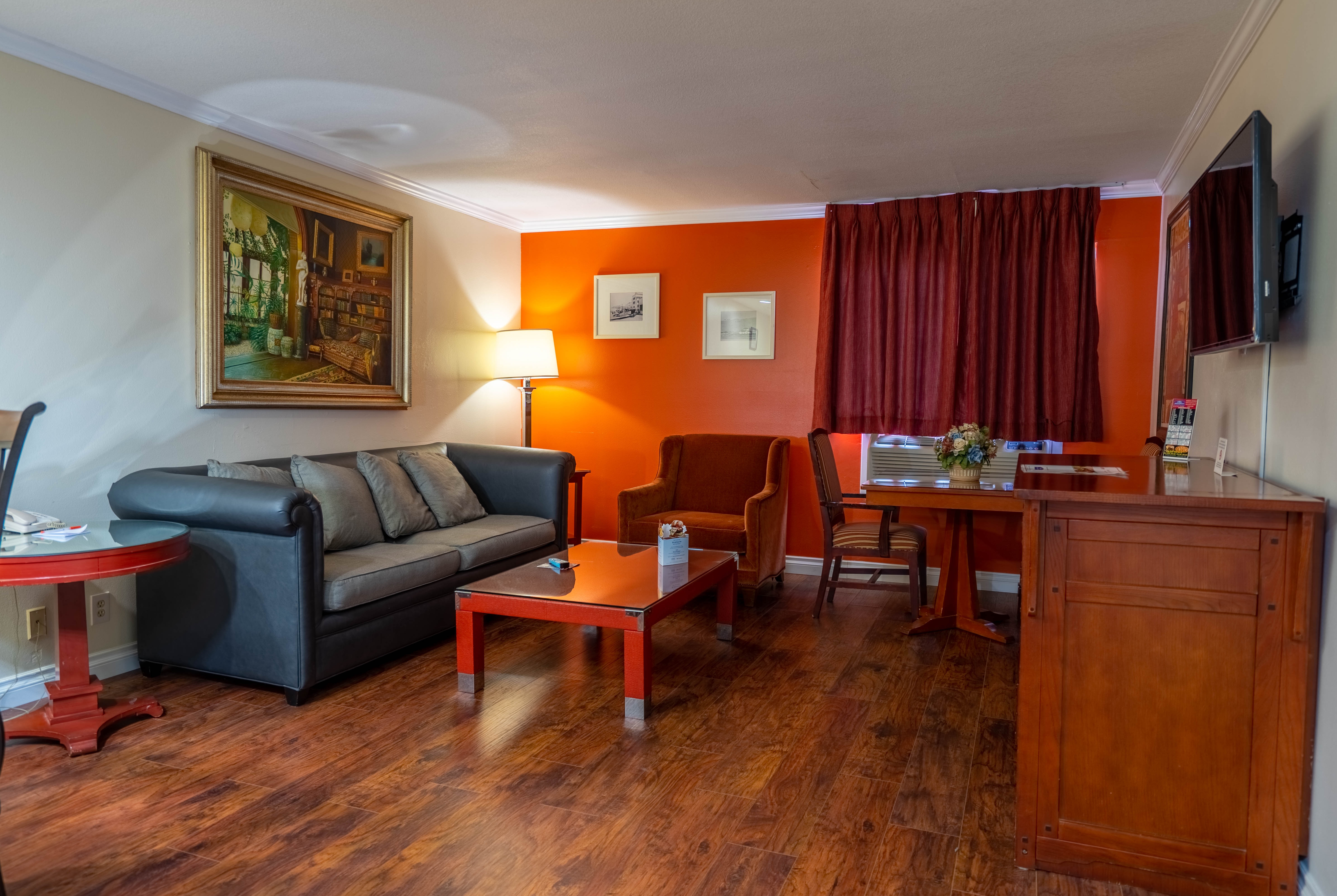 Howard Johnson by Wyndham Buena Park suite in Buena Park, California