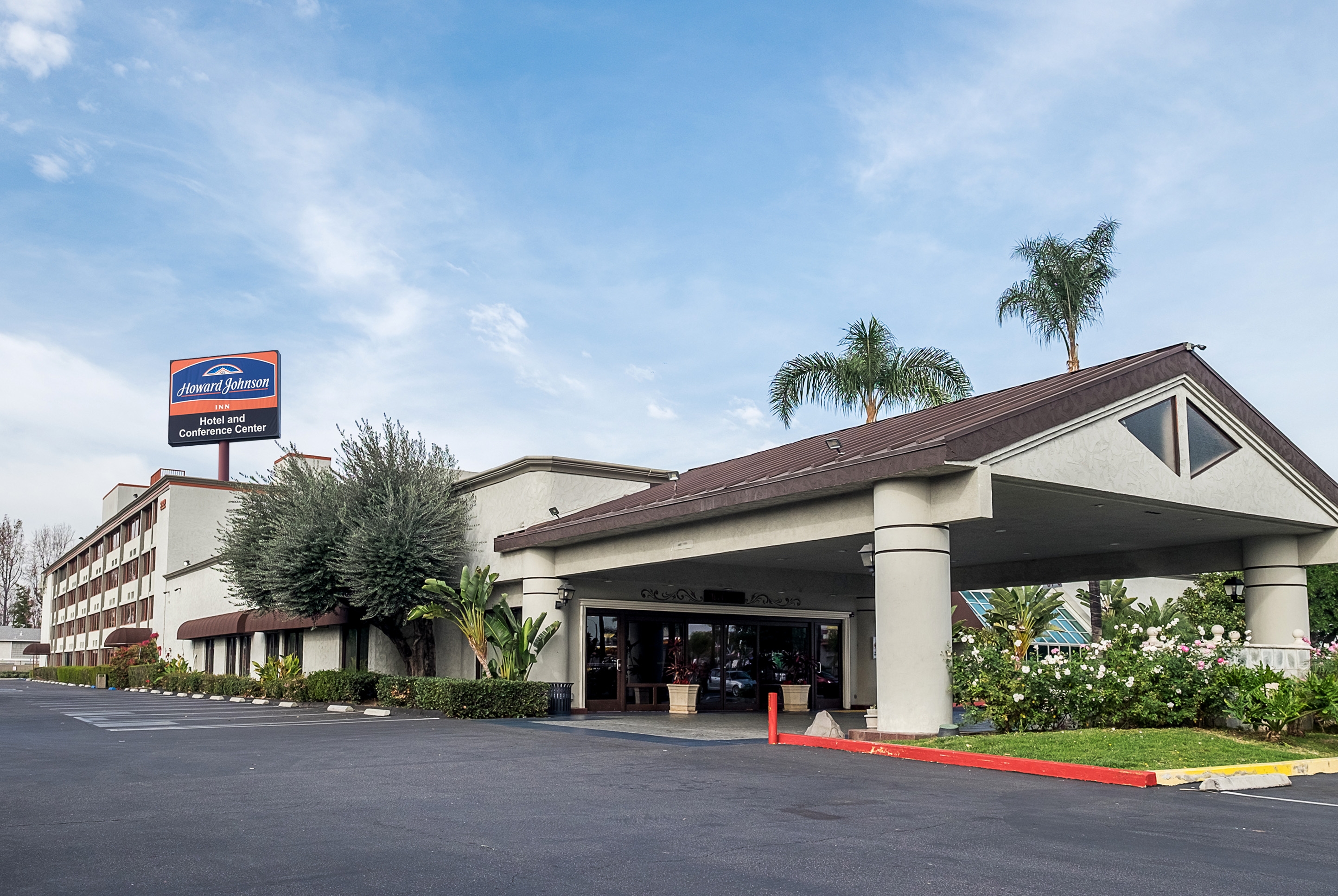 Exterior of Howard Johnson by Wyndham Fullerton Anaheim Conference Cntr hotel in Fullerton, California