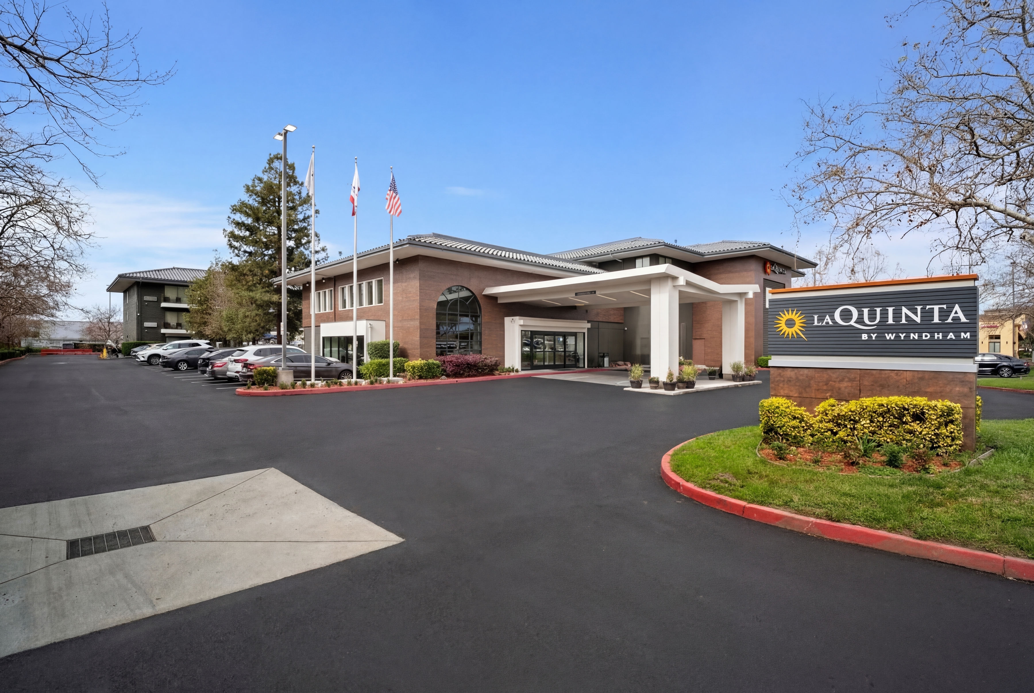 Front Exterior Image of Howard Johnson by Wyndham Fullerton Anaheim Conference Cntr hotel in Fullerton, California