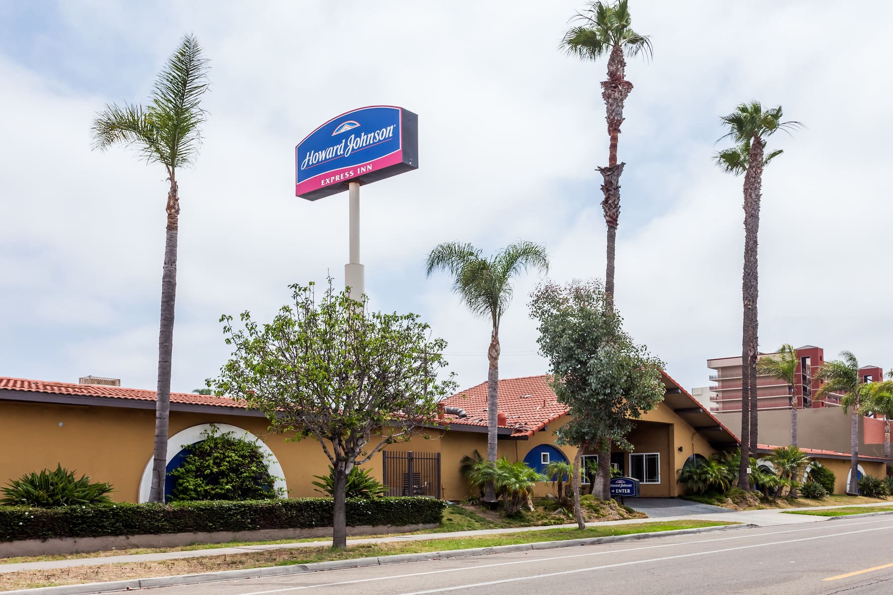 Exterior Day Image of Howard Johnson by Wyndham National City/San Diego South hotel in National City, California