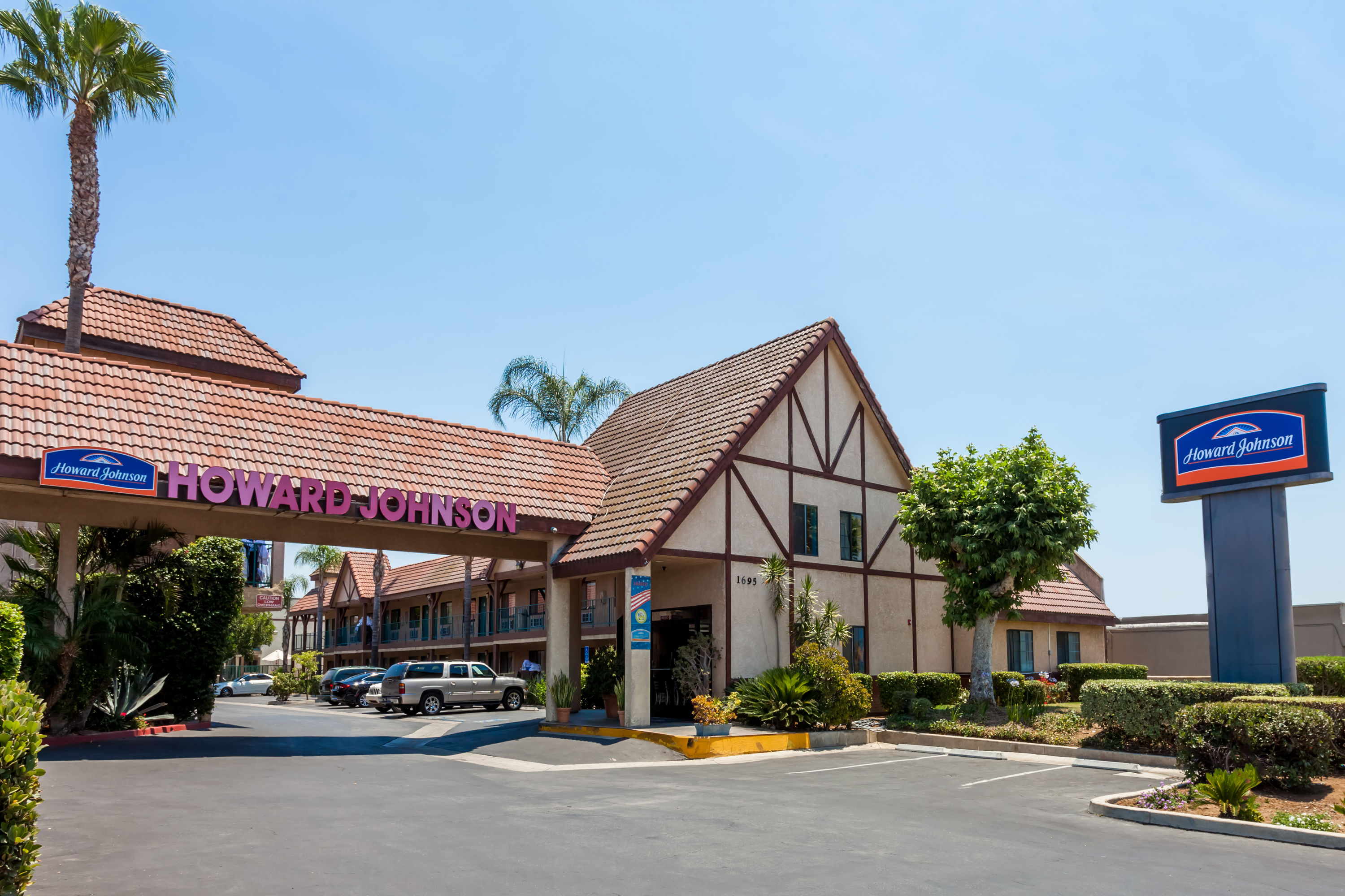 Exterior of Howard Johnson by Wyndham Norco hotel in Norco, California