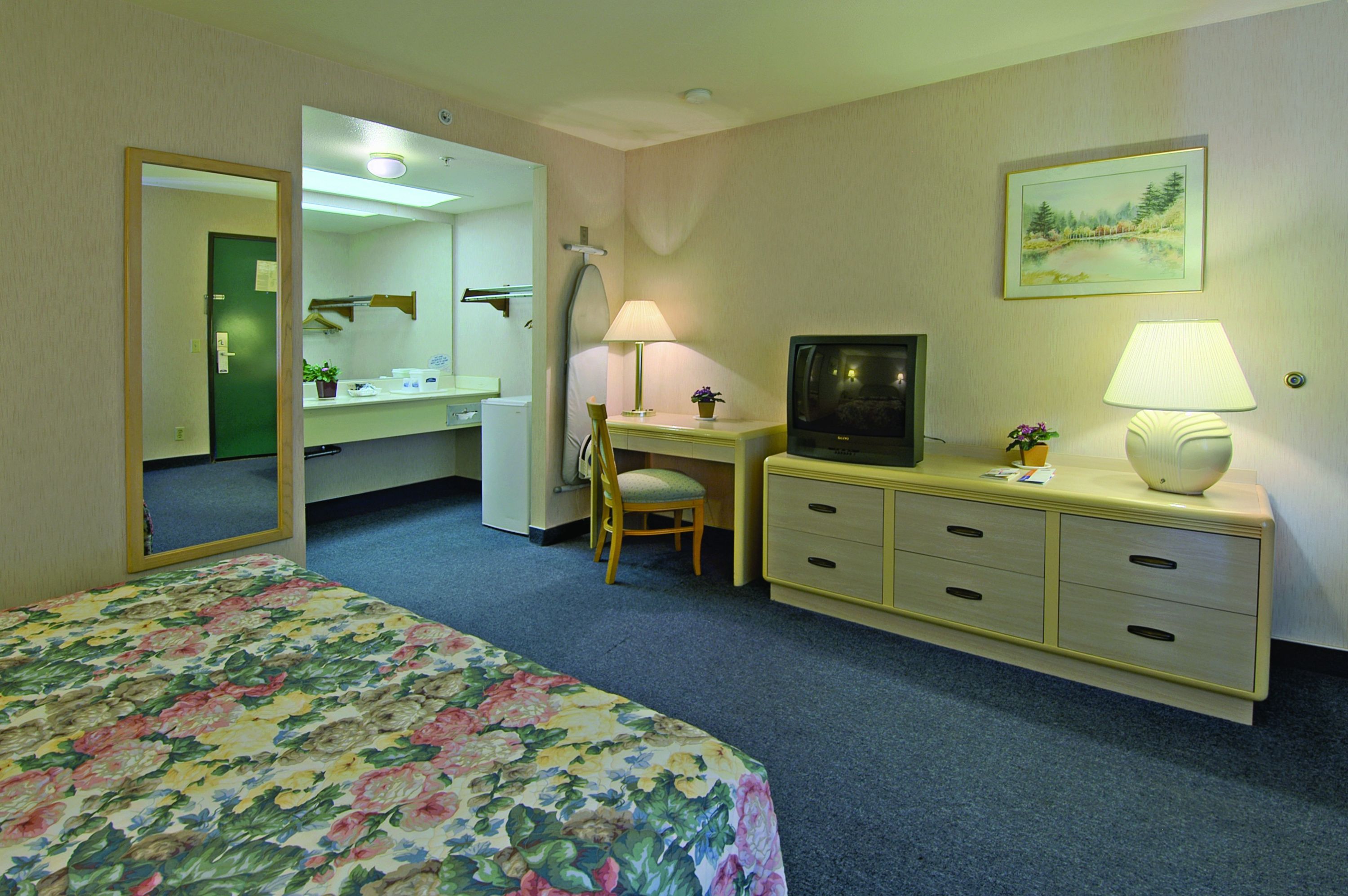 Guest room at the Howard Johnson by Wyndham Norco in Norco, California