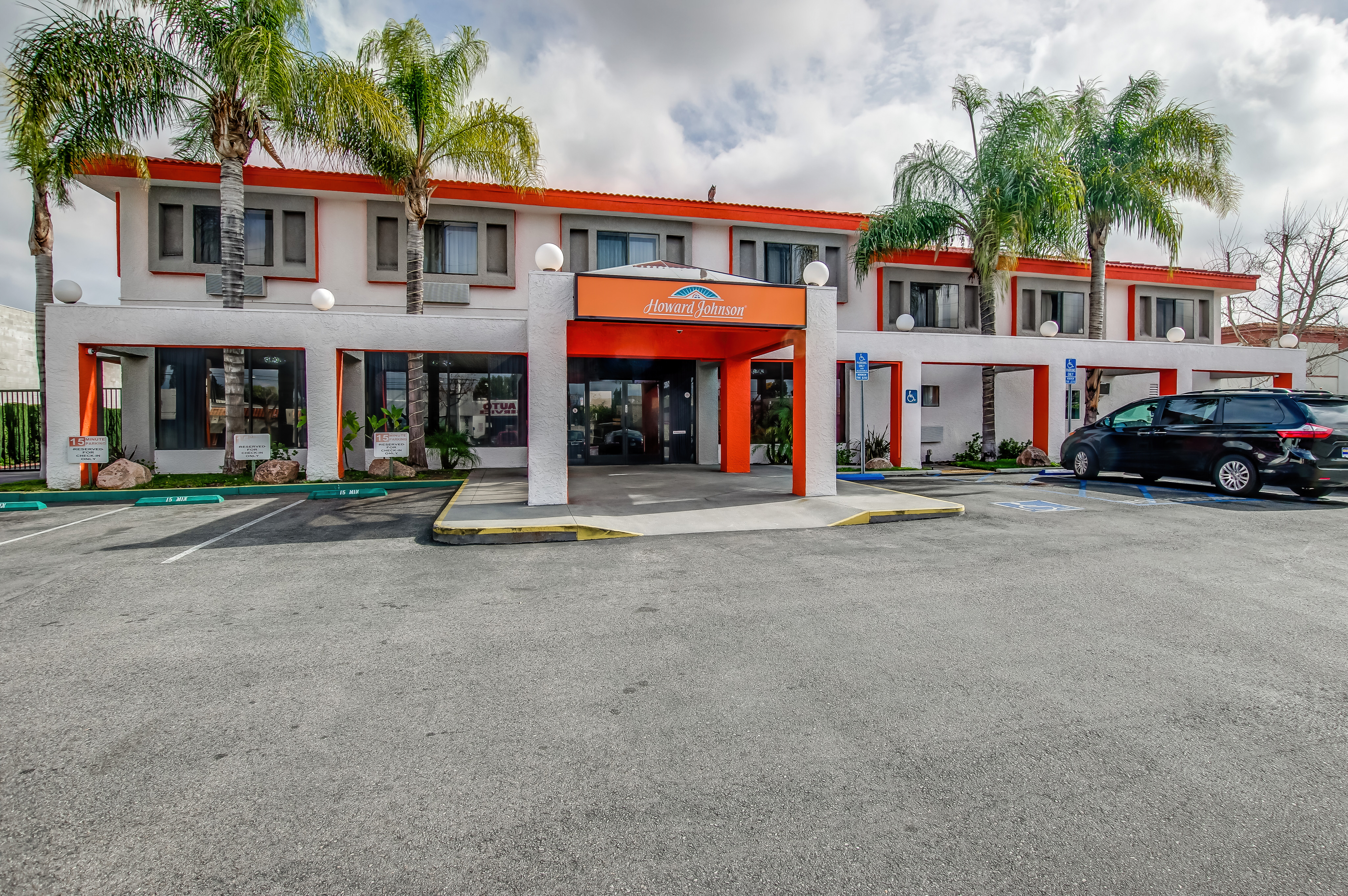 Howard Johnson By Wyndham Reseda Hotel Amp Suites Reseda