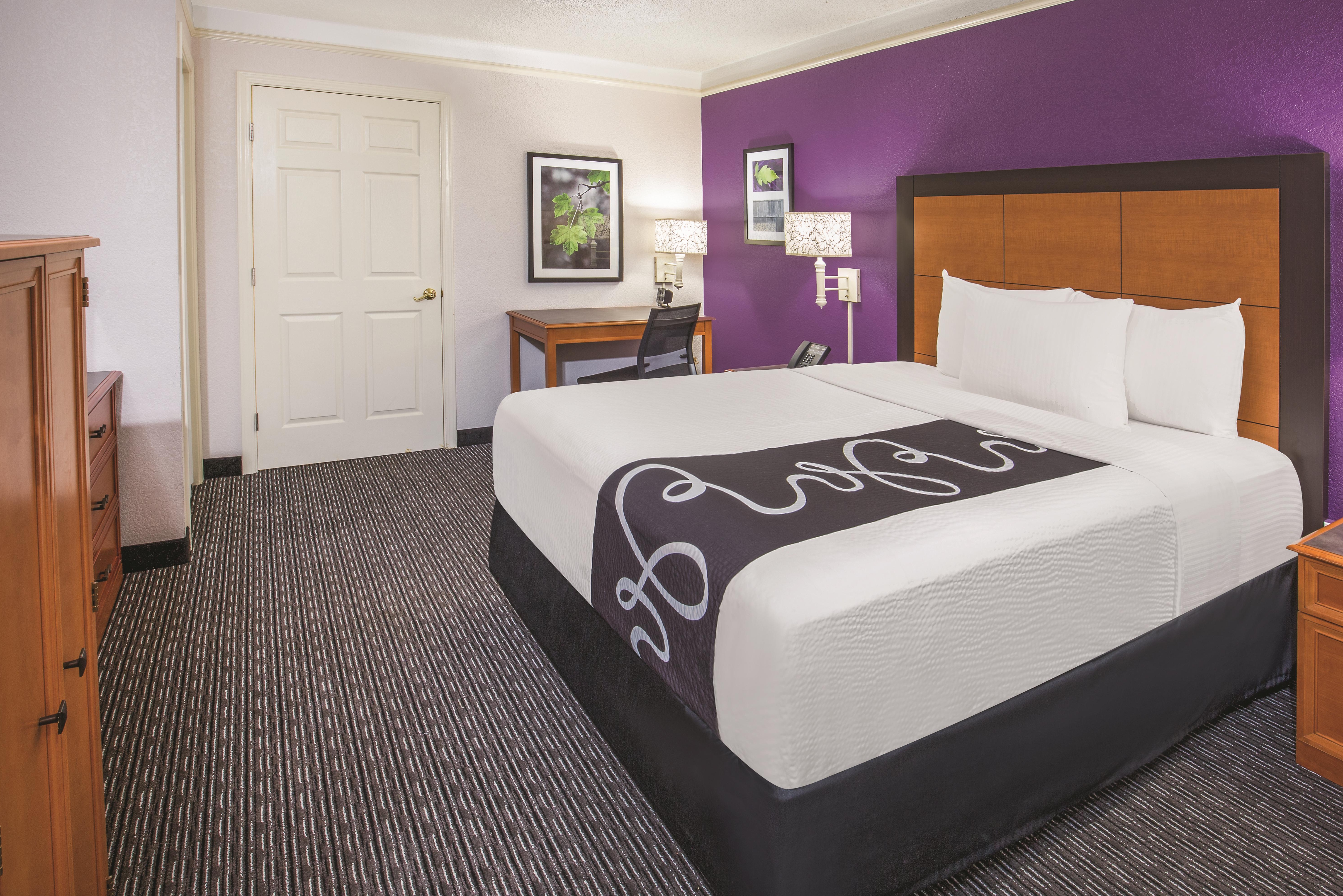 Guest room at the Howard Johnson by Wyndham Sacramento Downtown in Sacramento, California