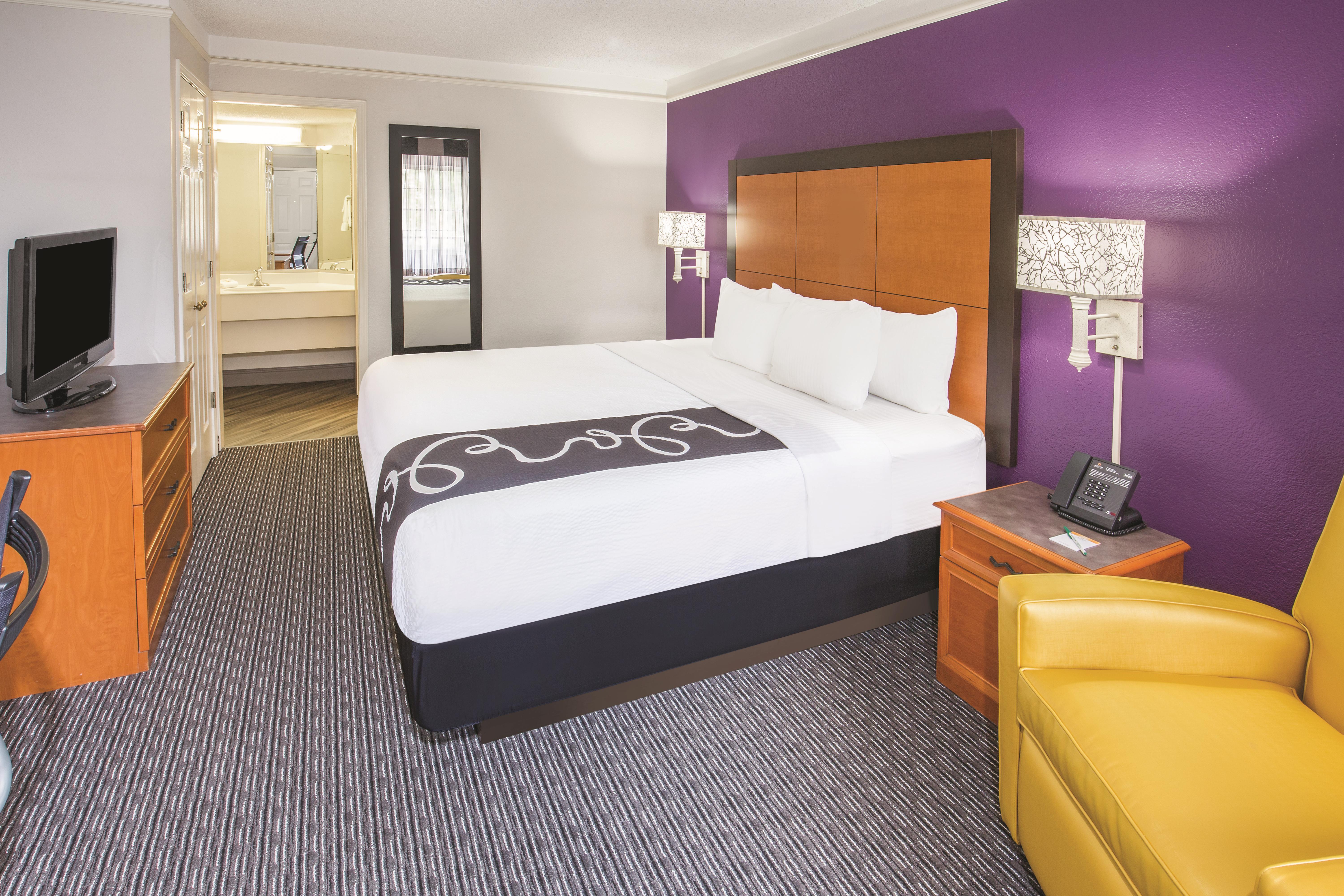 Guest room at the Howard Johnson by Wyndham Sacramento Downtown in Sacramento, California