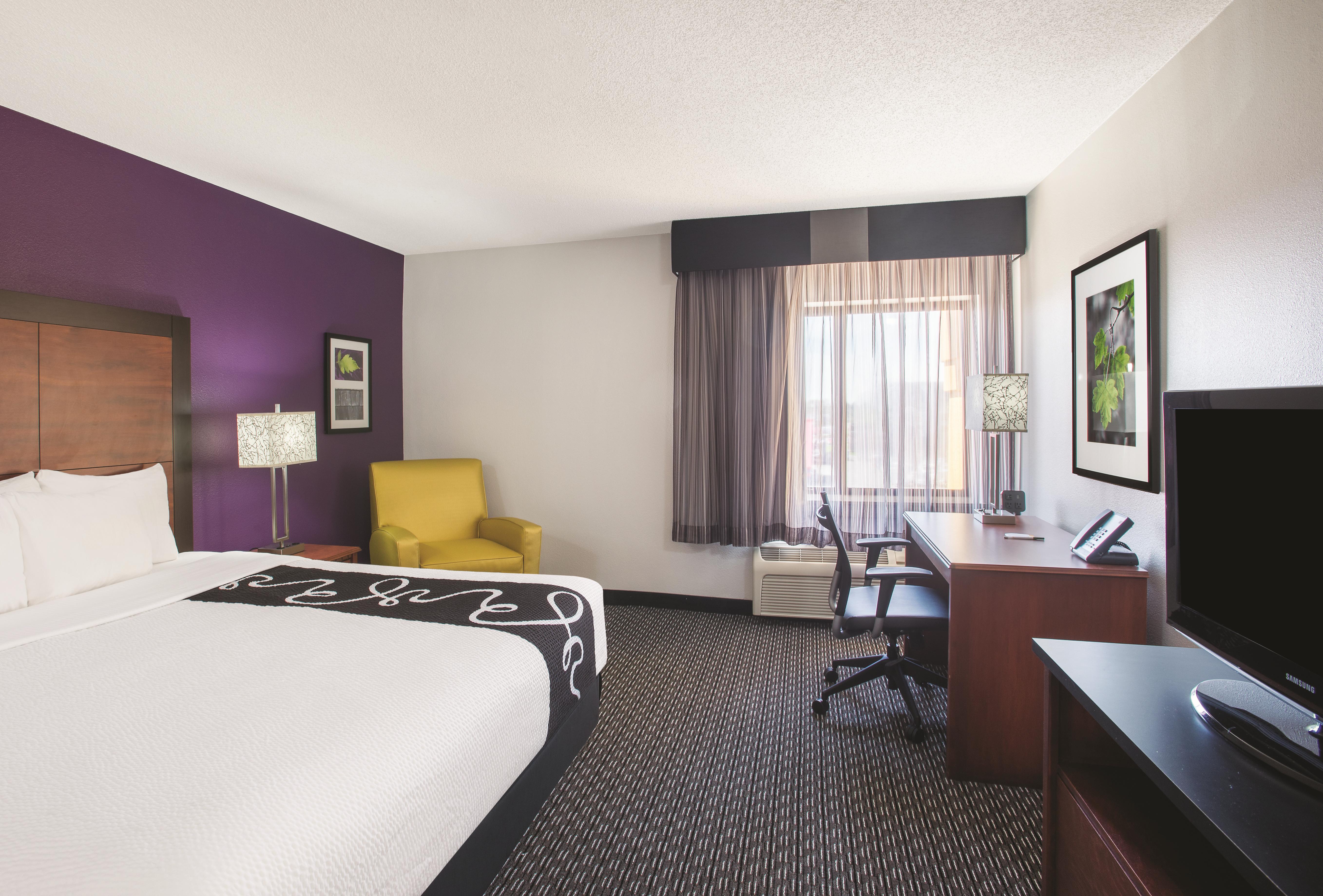 Guest room at the Howard Johnson by Wyndham Sacramento Downtown in Sacramento, California