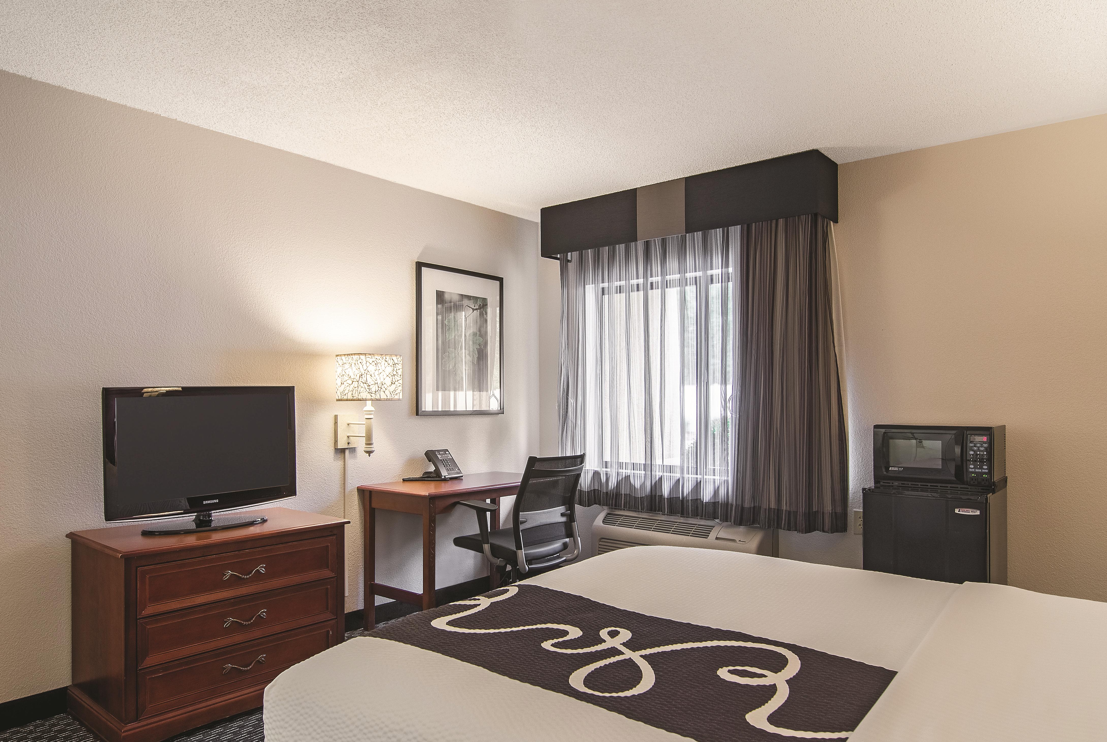 Guest room at the Howard Johnson by Wyndham Sacramento Downtown in Sacramento, California