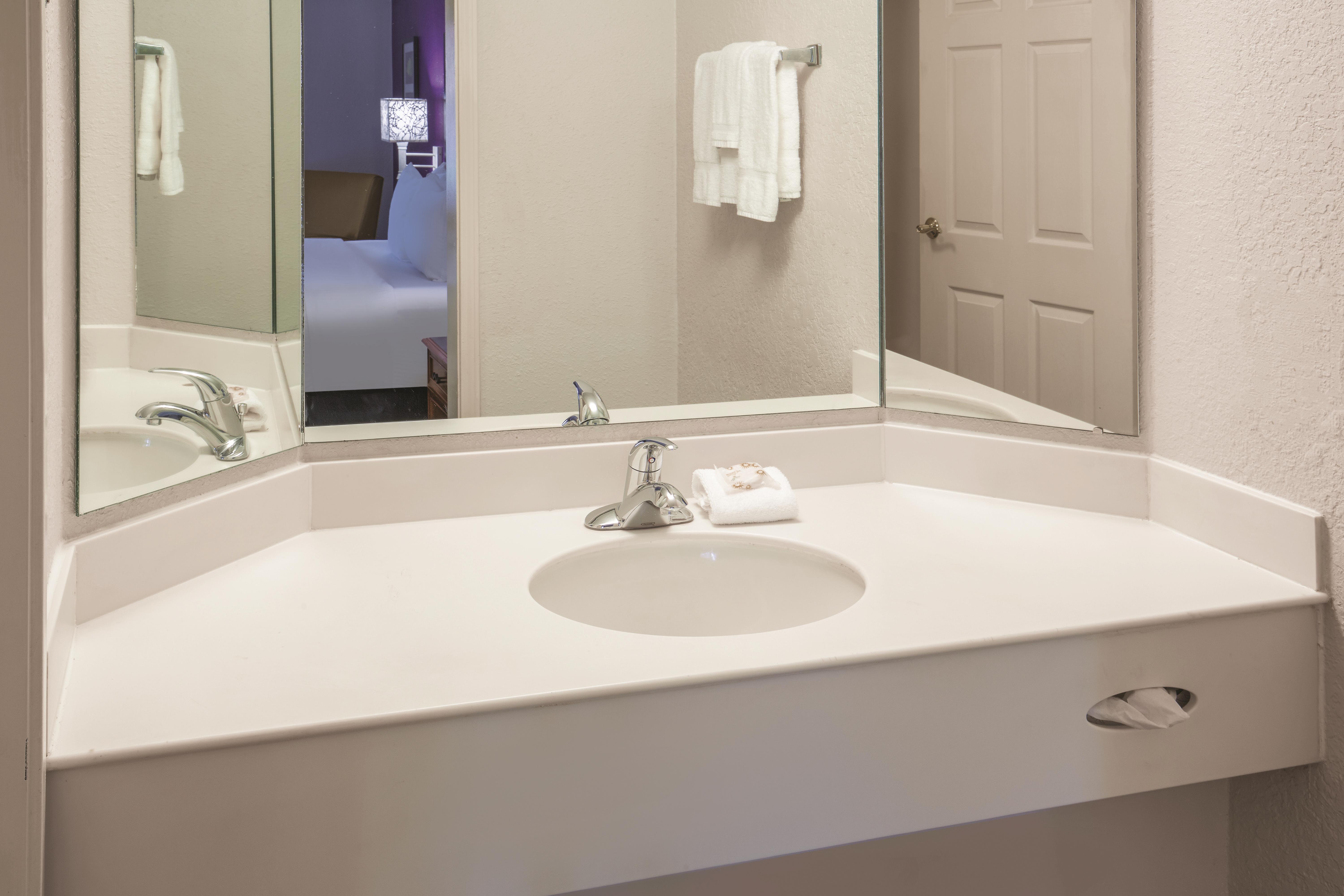 Guest room bath at the Howard Johnson by Wyndham Sacramento Downtown in Sacramento, California