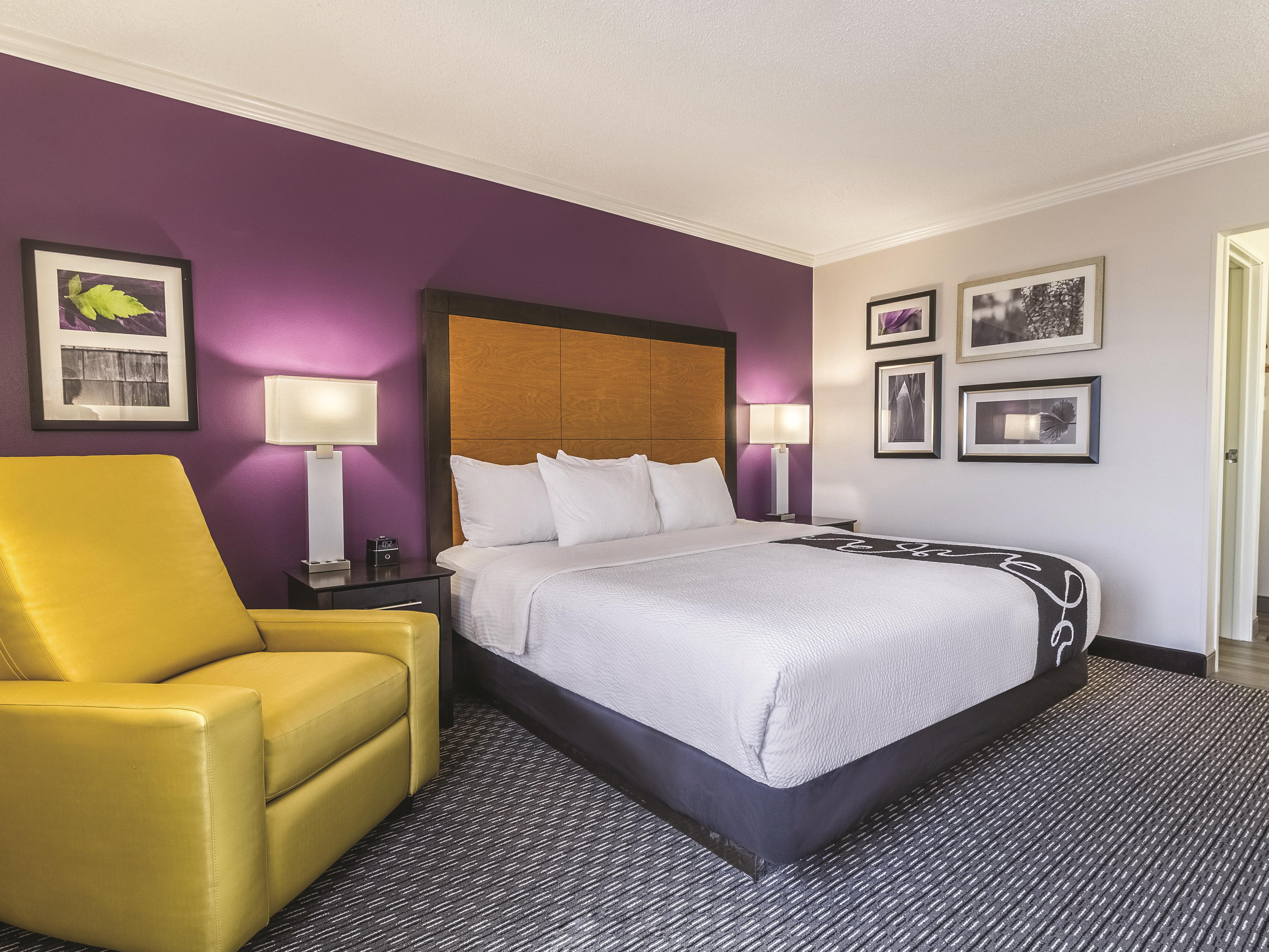 Guest room at the Howard Johnson by Wyndham Sacramento Downtown in Sacramento, California