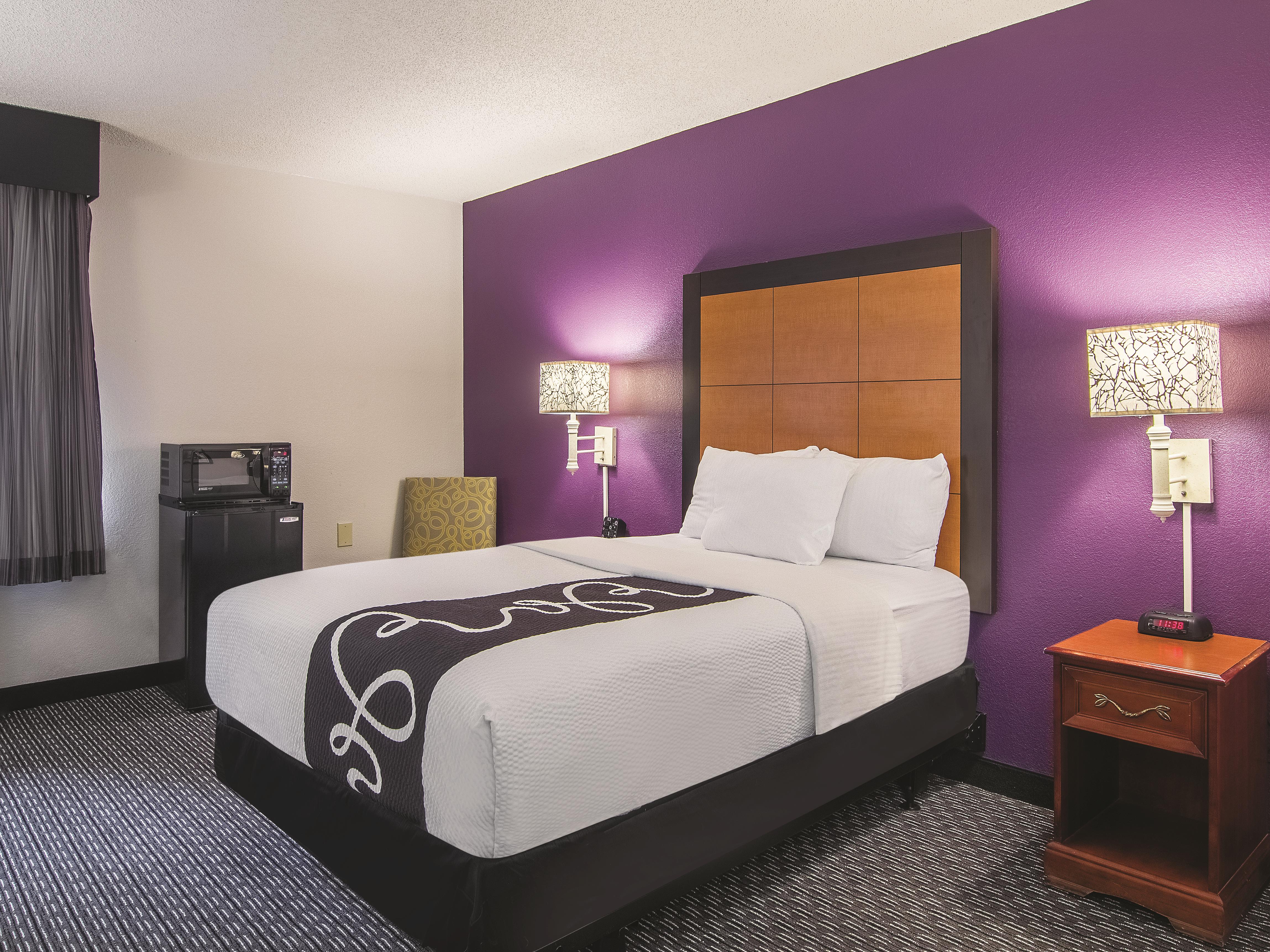 Guest room at the Howard Johnson by Wyndham Sacramento Downtown in Sacramento, California