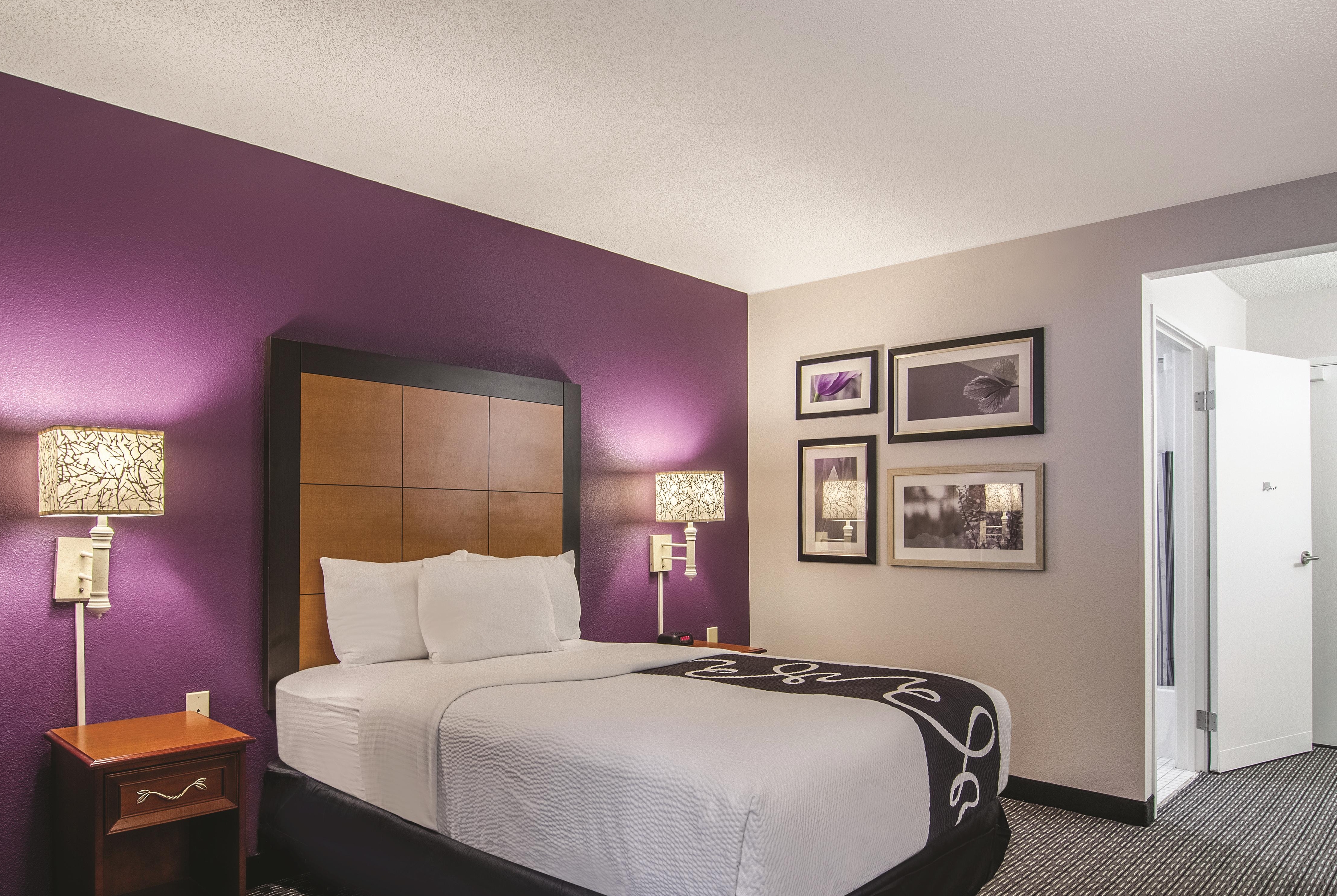 Guest room at the Howard Johnson by Wyndham Sacramento Downtown in Sacramento, California