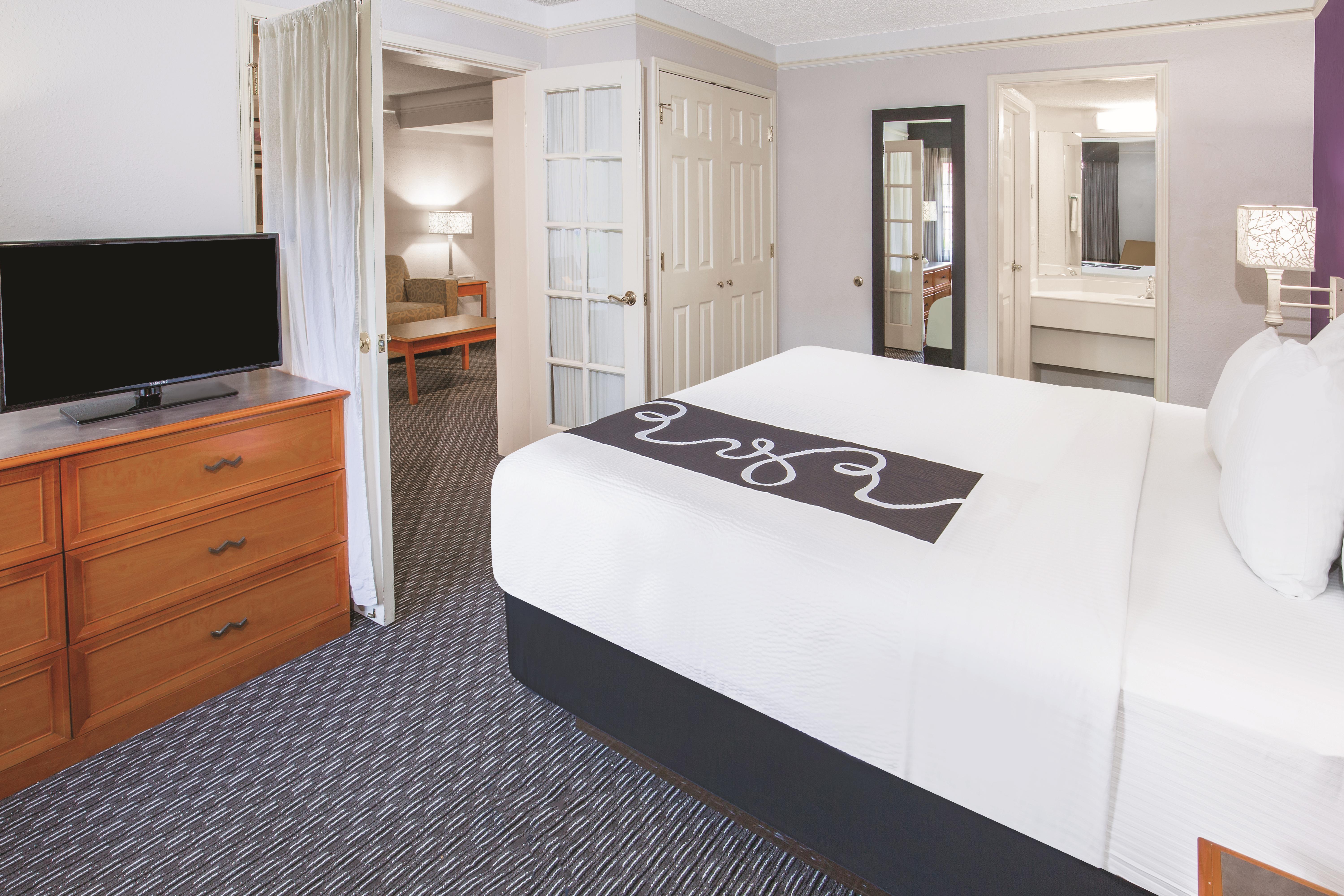 Howard Johnson by Wyndham Sacramento Downtown suite in Sacramento, California