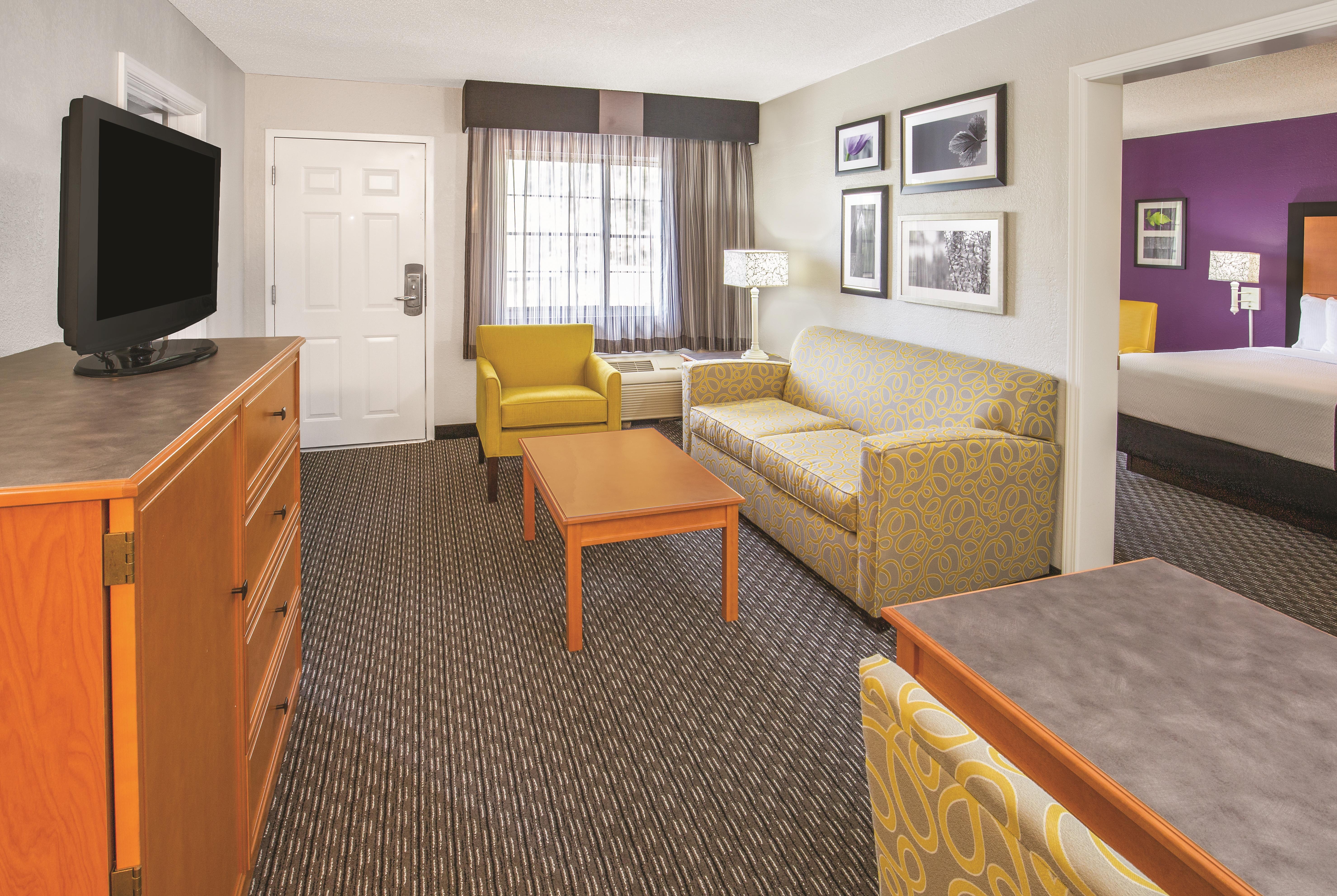 Howard Johnson by Wyndham Sacramento Downtown suite in Sacramento, California