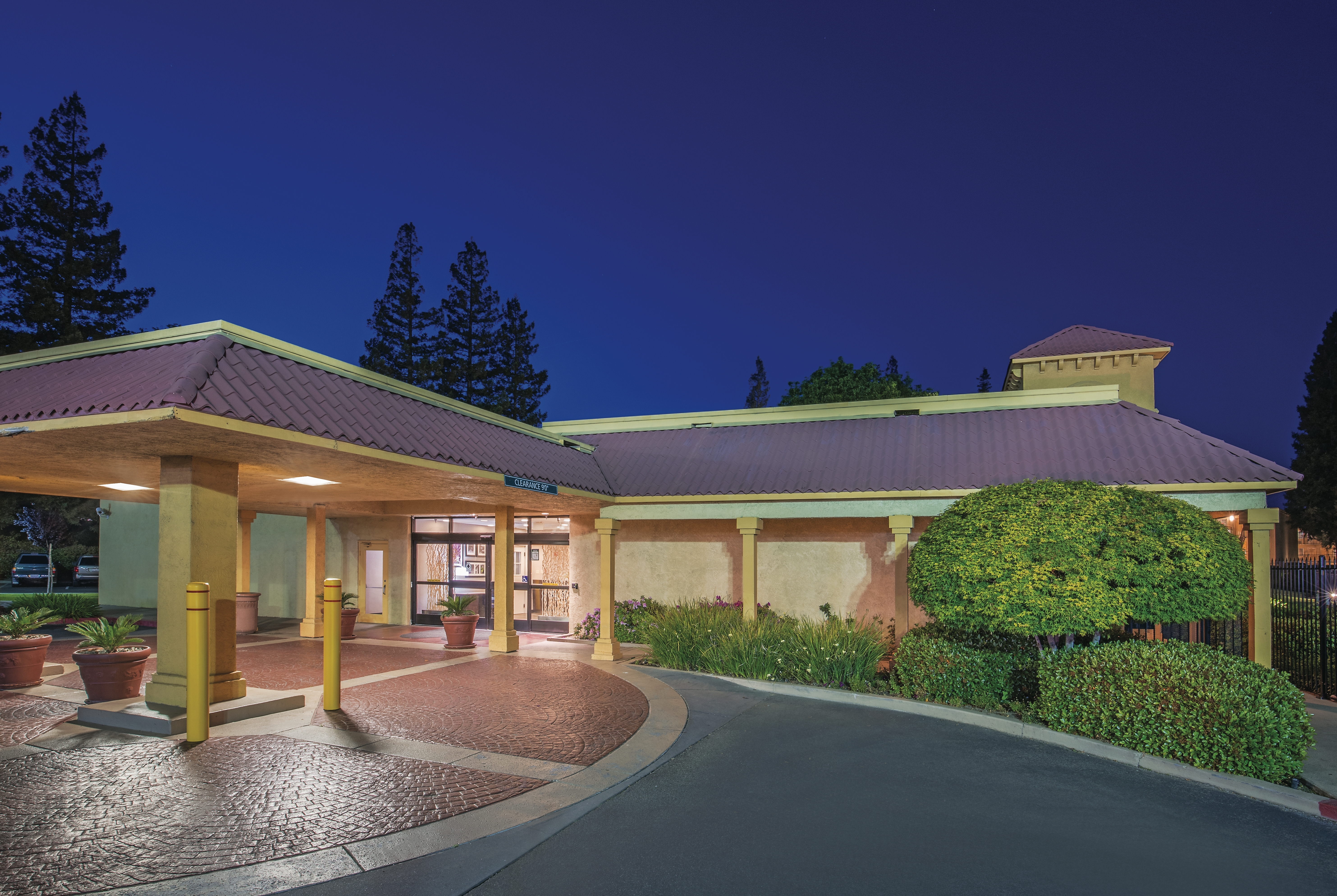 Exterior of Howard Johnson by Wyndham Sacramento Downtown hotel in Sacramento, California
