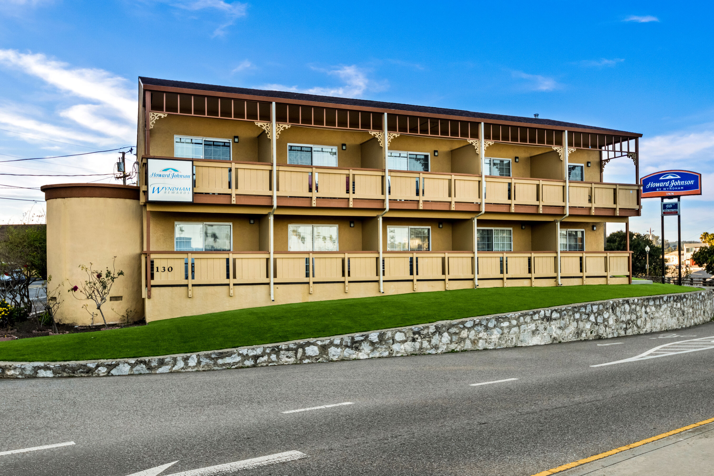 Back Exterior Image of Howard Johnson by Wyndham Santa Cruz hotel in Santa Cruz, California