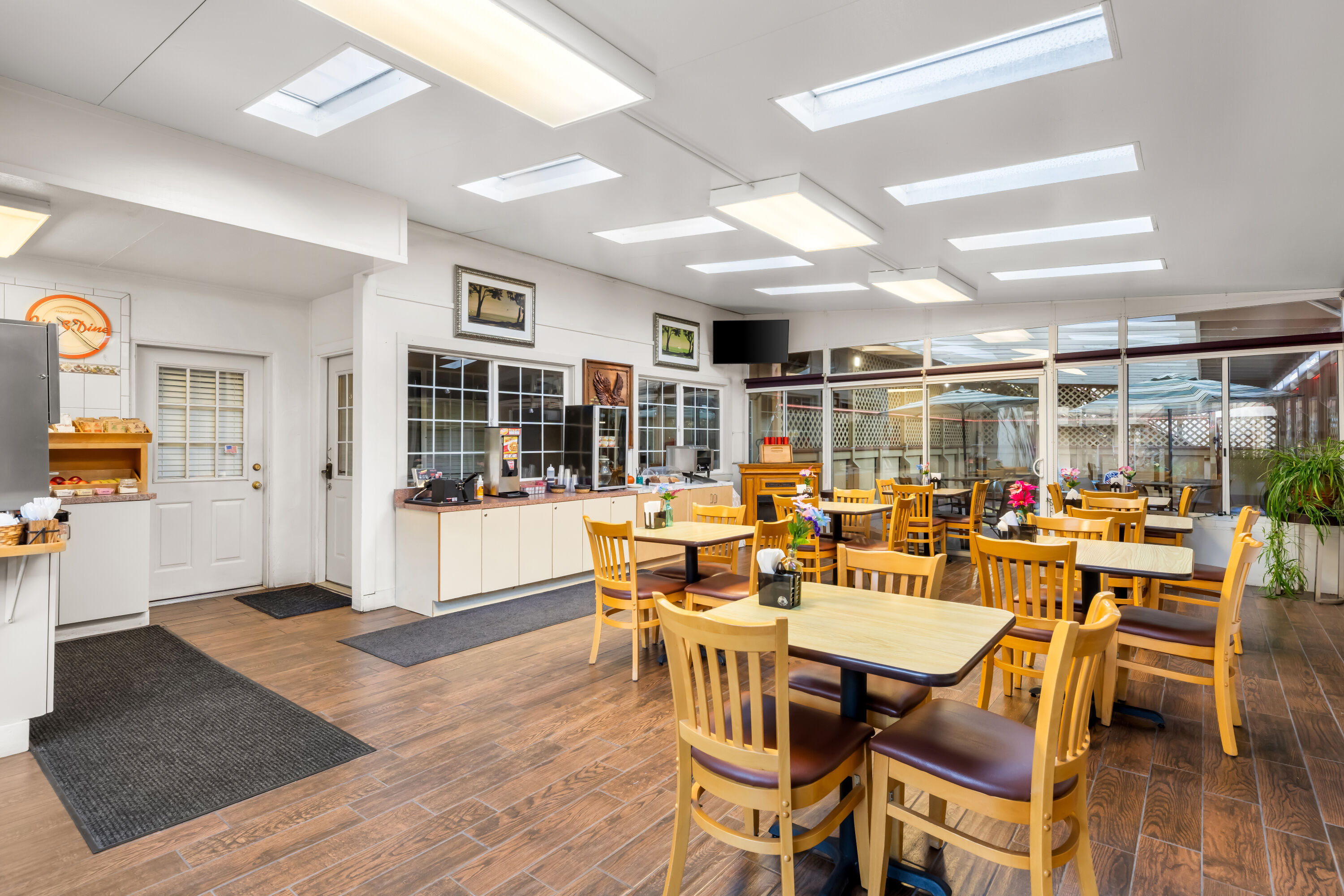 Howard Johnson by Wyndham Santa Cruz restaurant breakfast area with seating in Santa Cruz, California