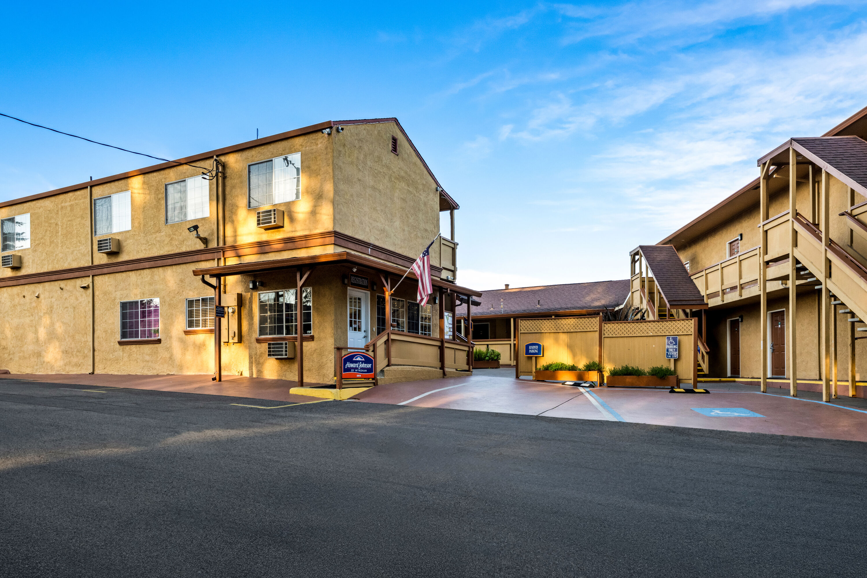 Exterior Day Image of Howard Johnson by Wyndham Santa Cruz hotel in Santa Cruz, California