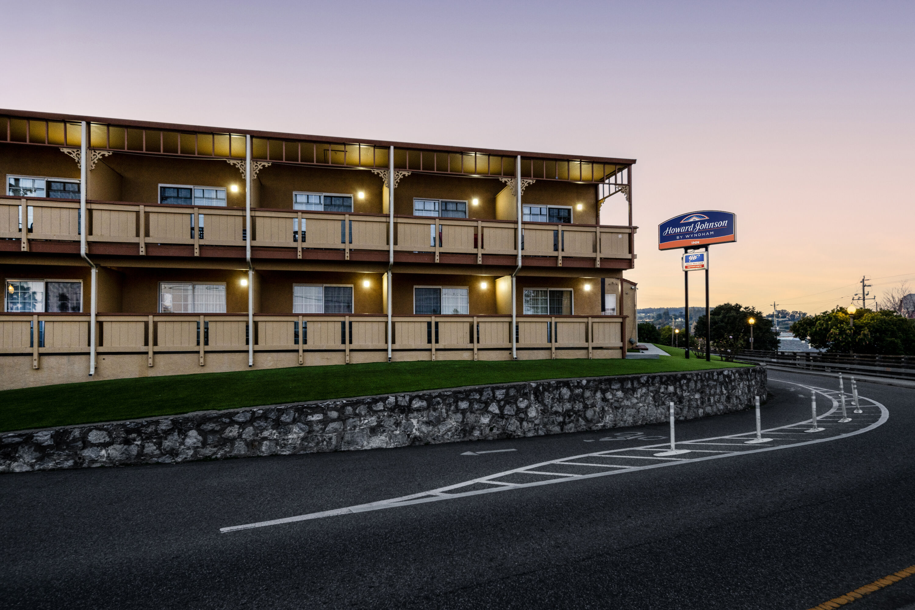 Exterior Night Image of Howard Johnson by Wyndham Santa Cruz hotel in Santa Cruz, California