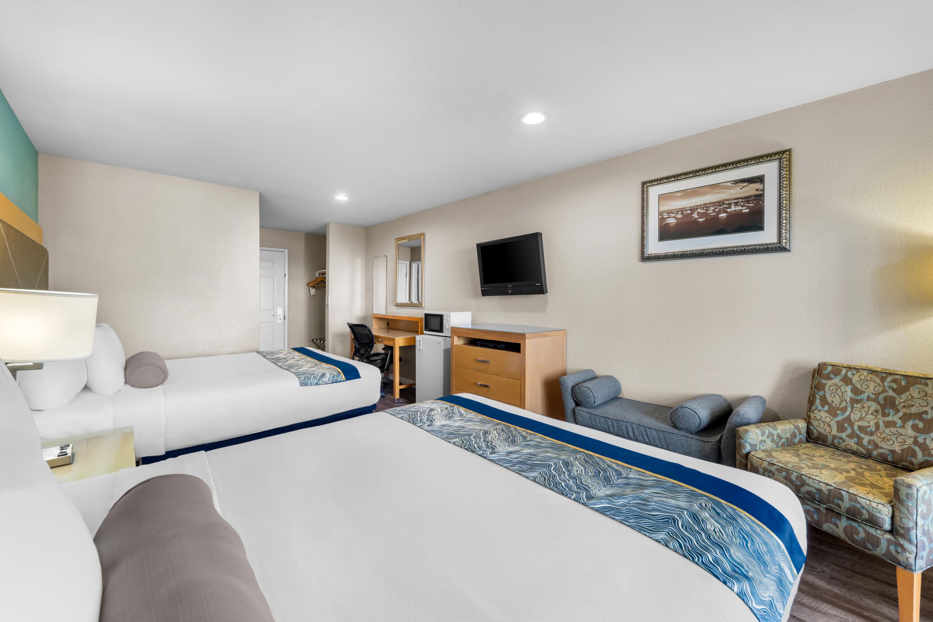 Double bed guest room at the Howard Johnson by Wyndham Santa Cruz in Santa Cruz, California