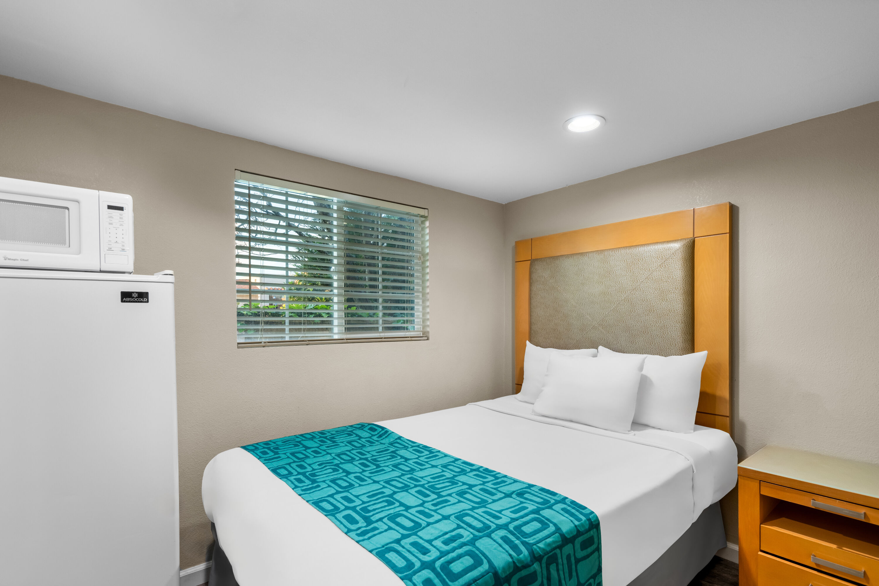 Double bed guest room at the Howard Johnson by Wyndham Santa Cruz in Santa Cruz, California