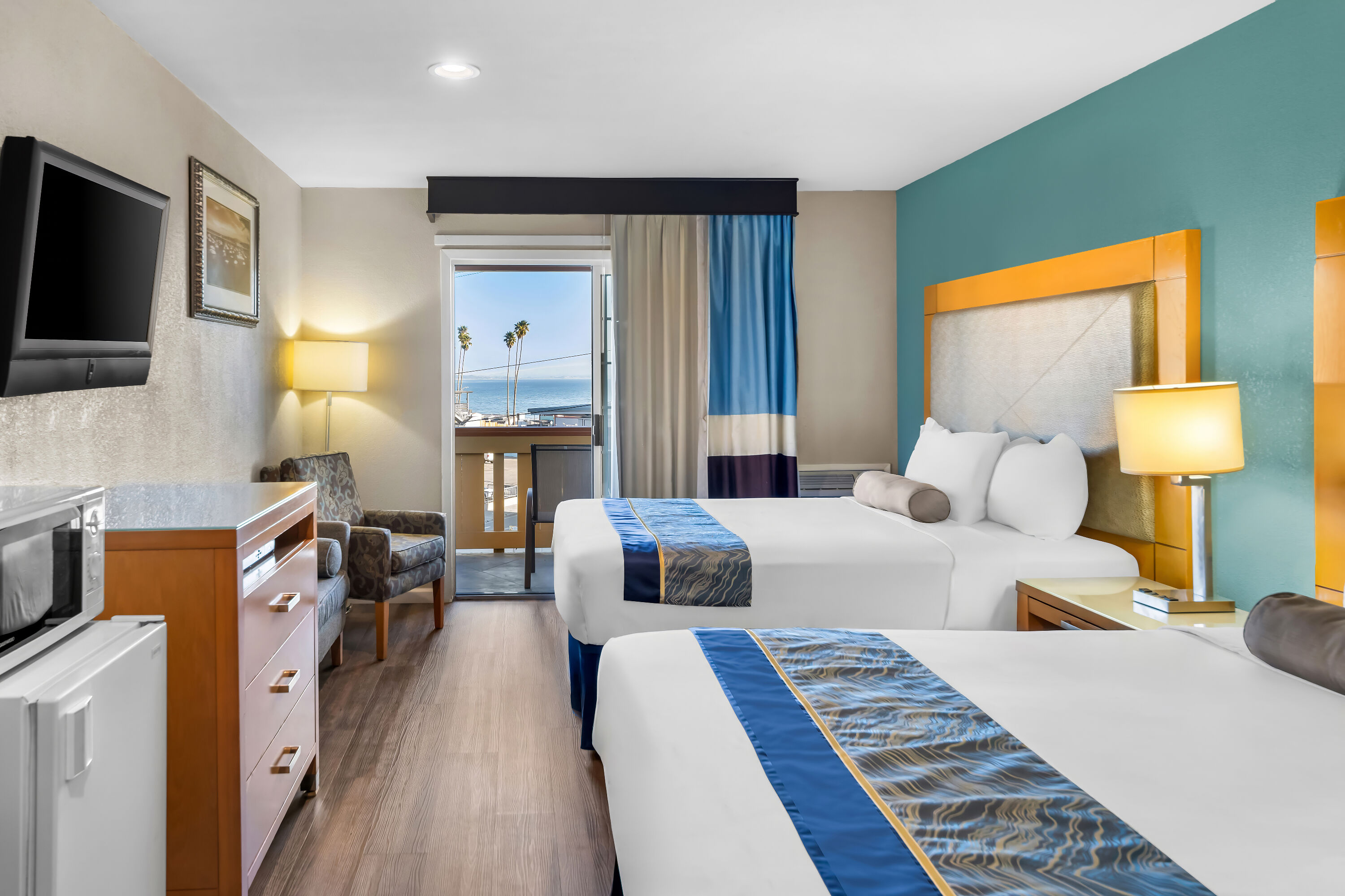 Double bed guest room at the Howard Johnson by Wyndham Santa Cruz in Santa Cruz, California