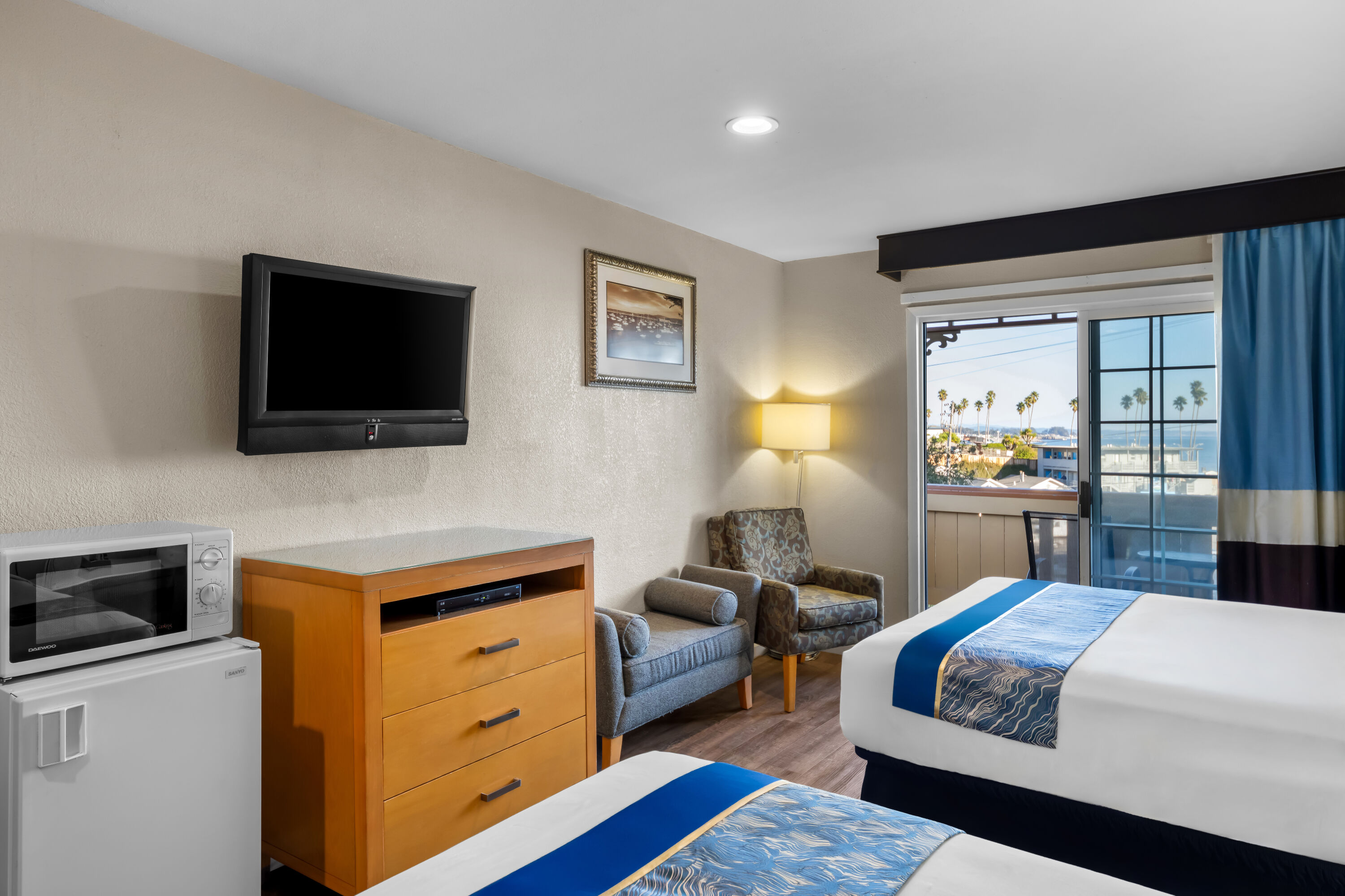 Double bed guest room at the Howard Johnson by Wyndham Santa Cruz in Santa Cruz, California